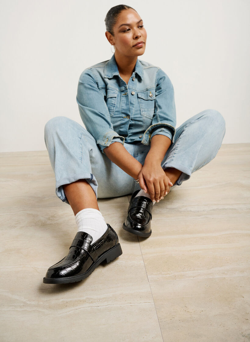 Szerokie skórzane mokasyny z krokodylim wzorem, Black, Image image number 0