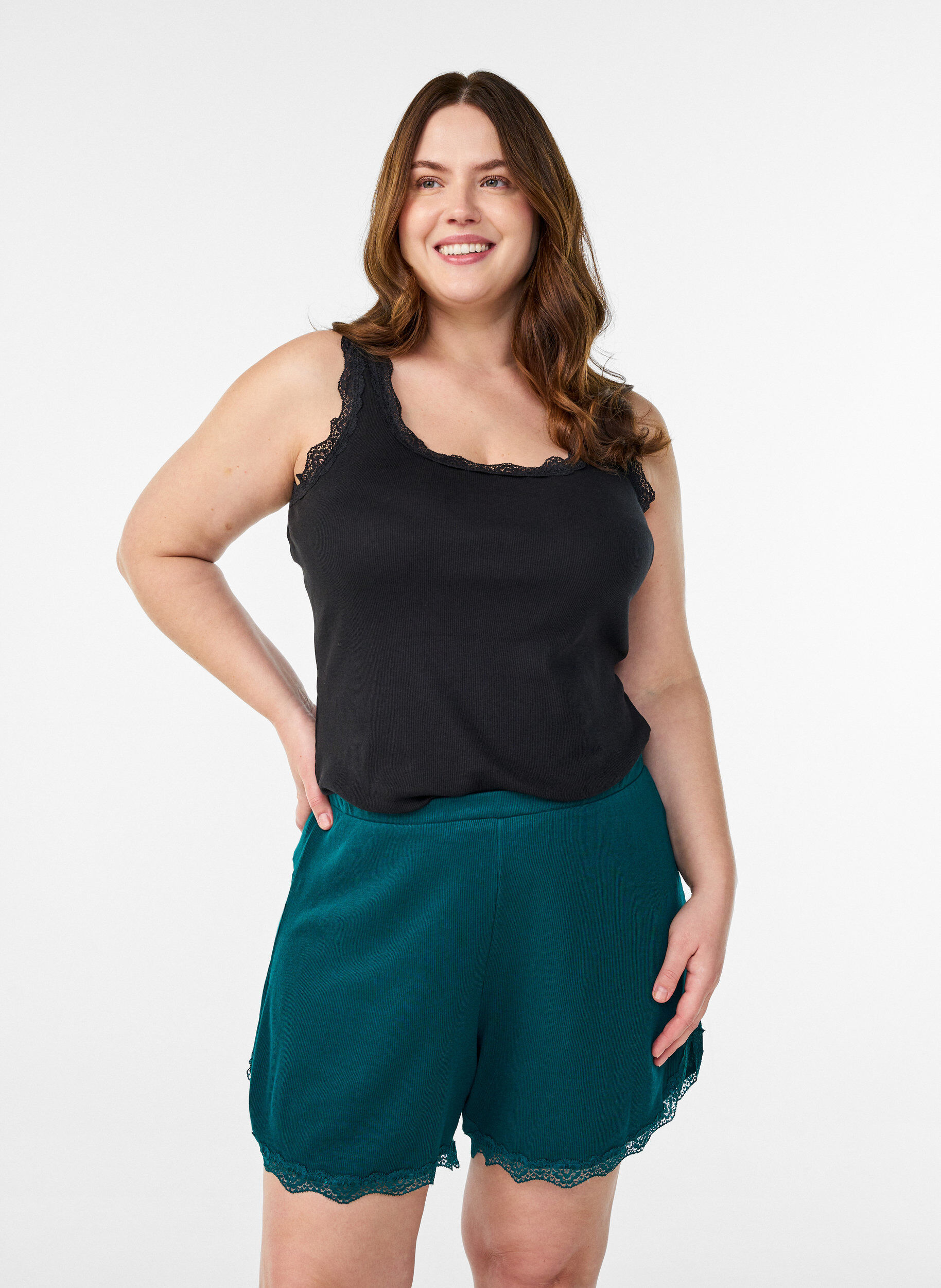 Zizzi Luzne nocne szorty o prazkowanej fakturze i koronkowym wykonczeniu, Zielony, Model image number 0