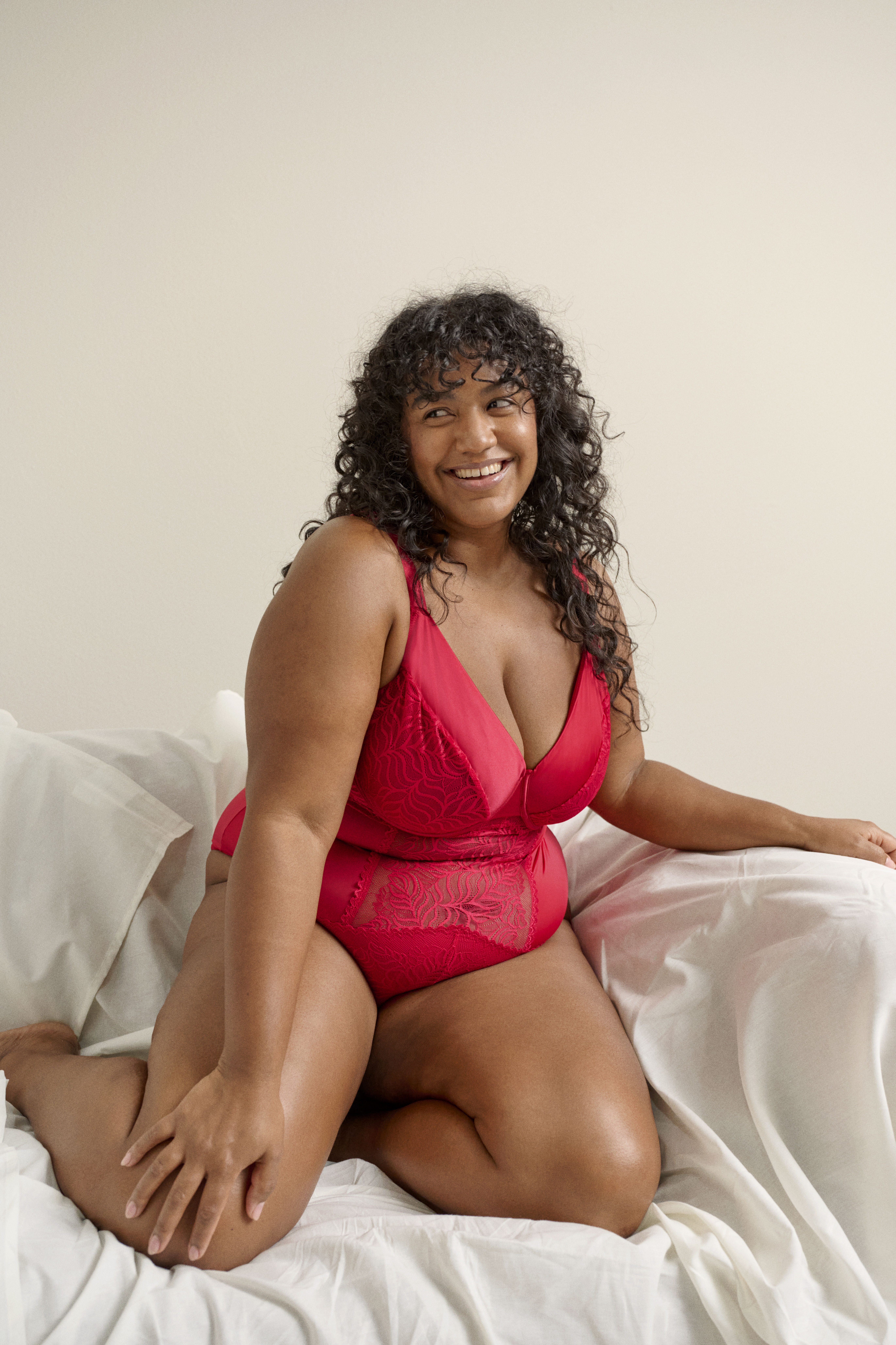 Zizzi Bodystocking z koronką i satynowymi detalami, , Model