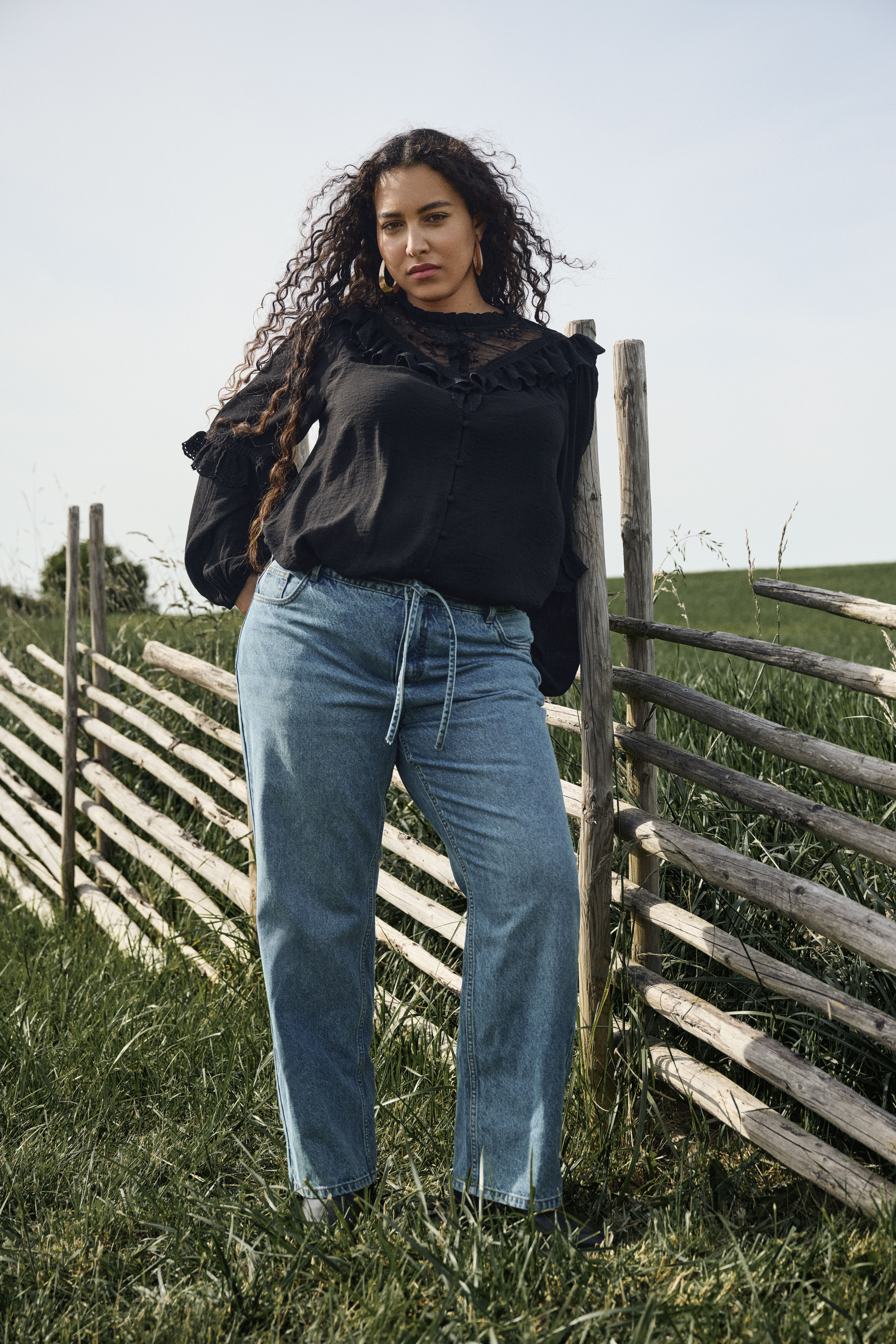 Zizzi Czarna bluzka z falbankami i koronką, , Model