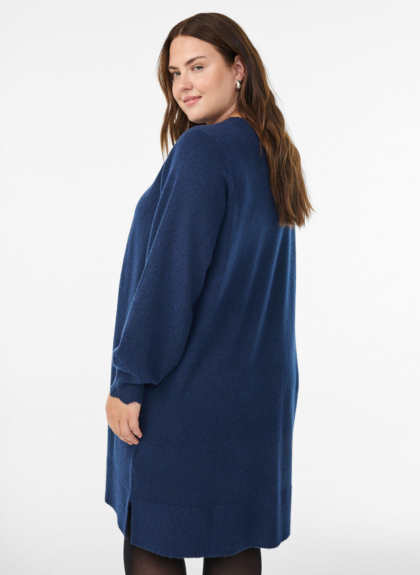 Kr&oacute;tka dzianinowa sukienka z falowanym dolem i rozcieciami, Niebieskie, Model image number 2