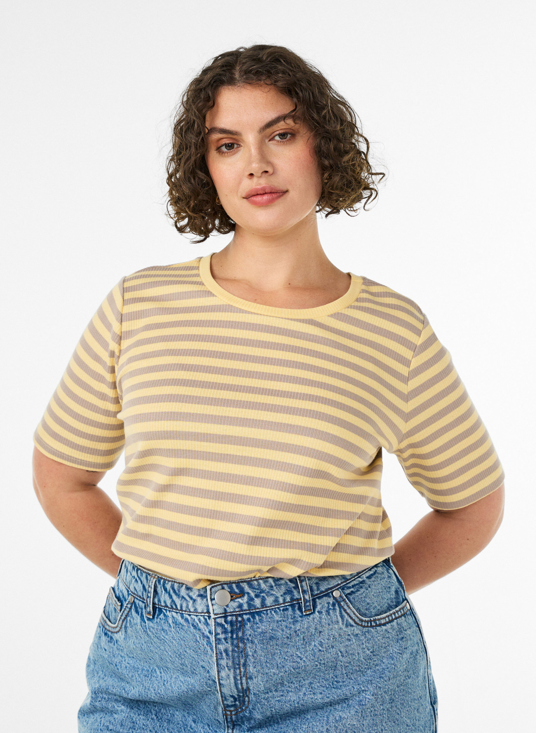 T-shirt w paski o prazkowanej fakturze, Ż&oacute;łty, Model