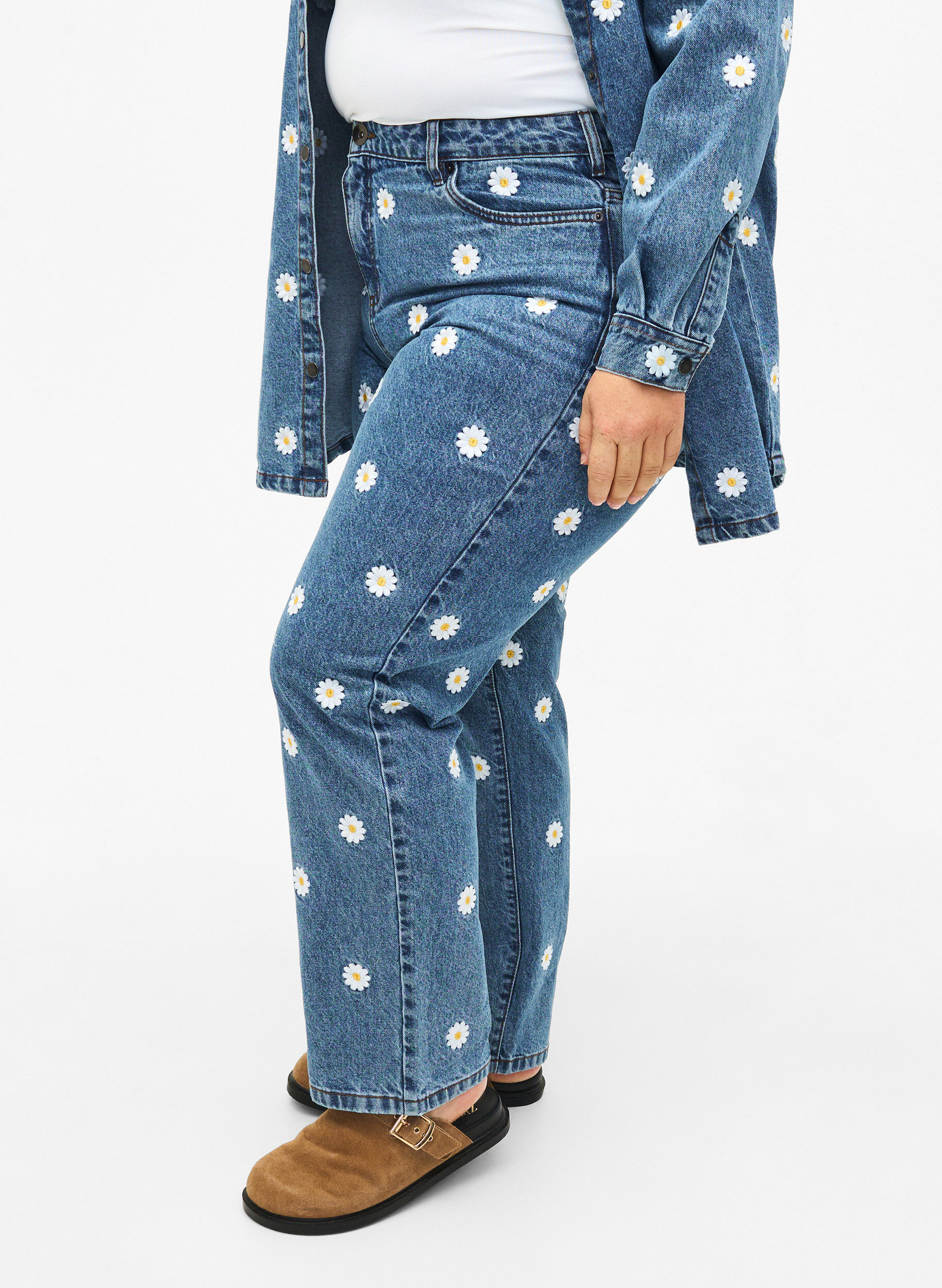 Zizzi  Jeansy Gemma z wysokim stanem w stokrotki, Niebieskie, Model image number 2