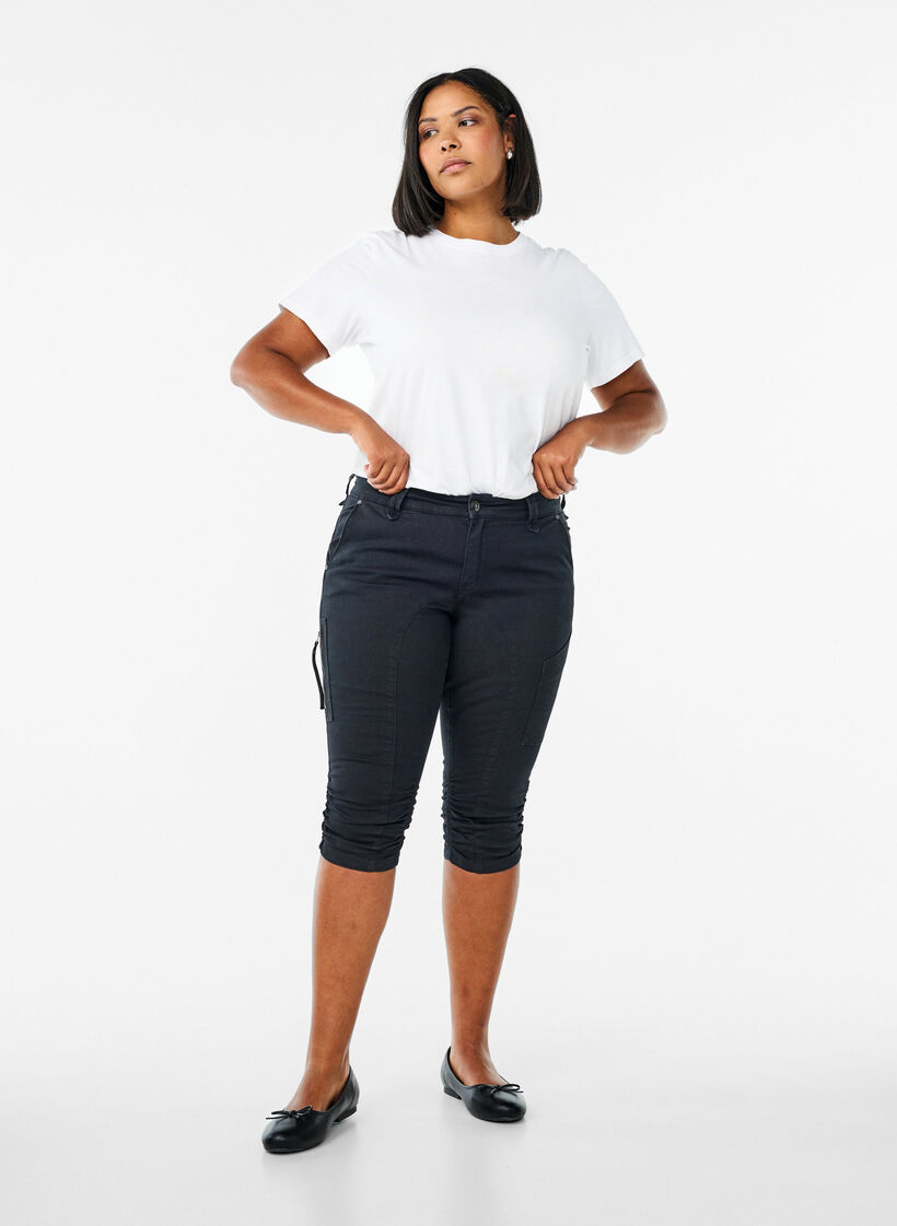 Jeansy capri o dopasowanym kroju z kieszeniami, Czarne, Model image number 0