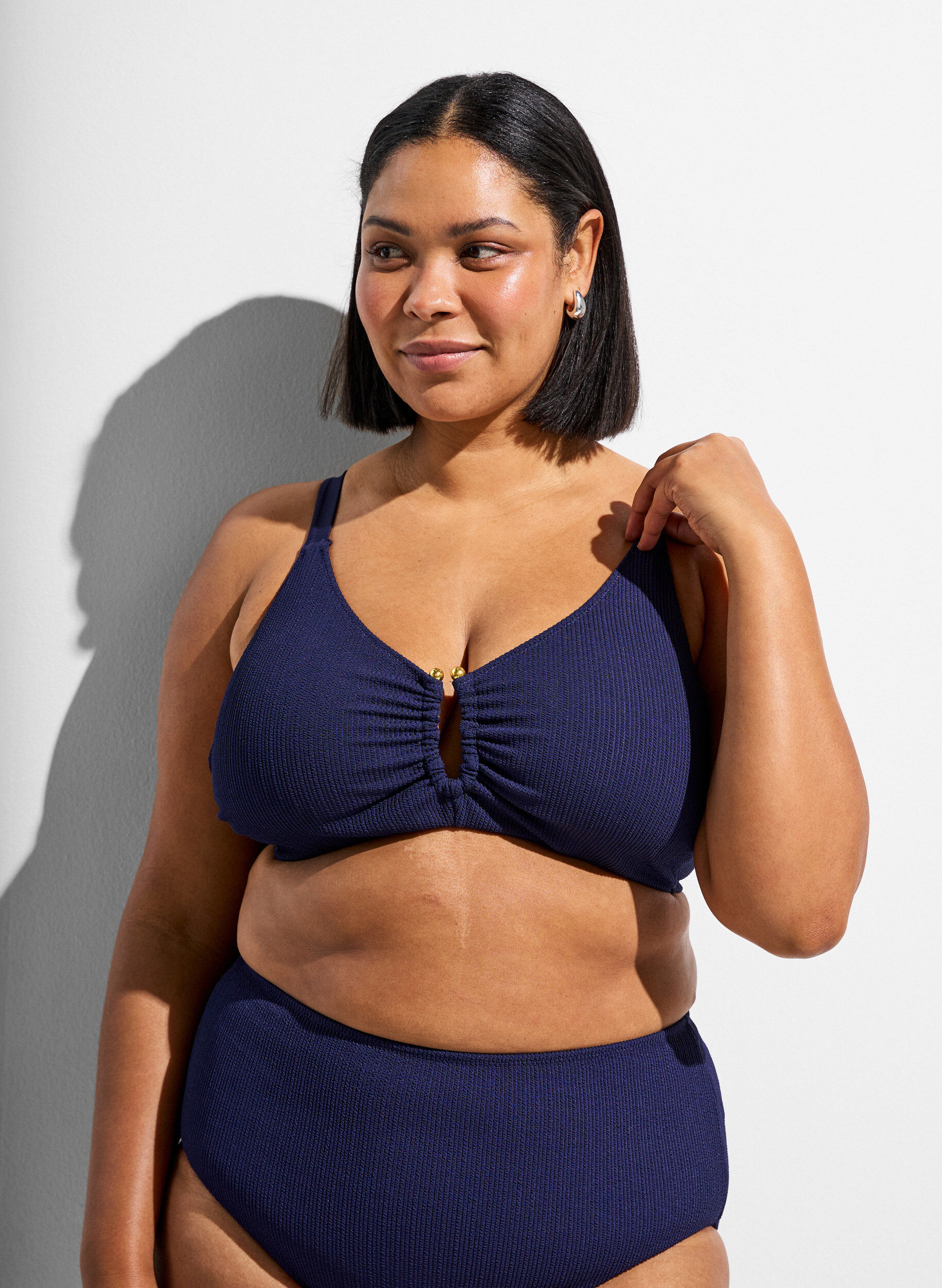 Zizzi Koszulka bikini z faktura i zlotym detalem, Niebieskie, Model image number 0