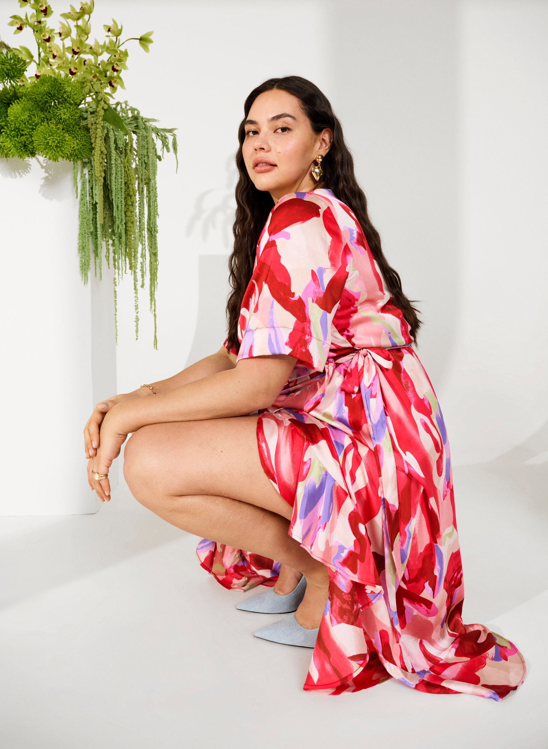 Zizzi Satynowa kopertowa sukienka z nadrukiem, Geranium Graphic AOP, Image image number 0