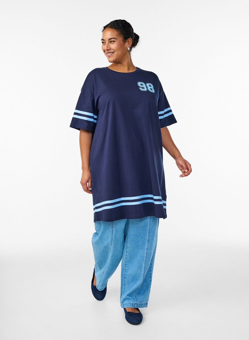 Kr&oacute;tka sukienka koszulkowa ze sportowymi detalami, Niebieskie, Model image number 1