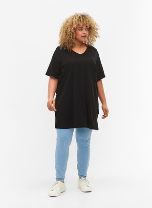 Jednokolorowa koszulka typu oversize z dekoltem w szpic, Black, Model image number 2