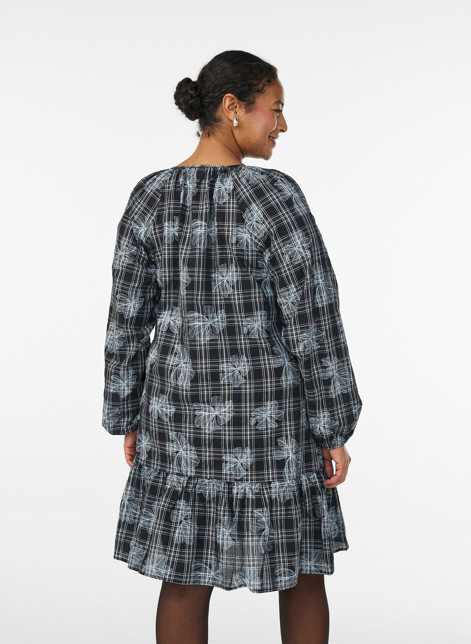 Zizzi Kr&oacute;tkiej sukienki w krate i z nadrukiem kwiatowym, Czarne, Model image number 2