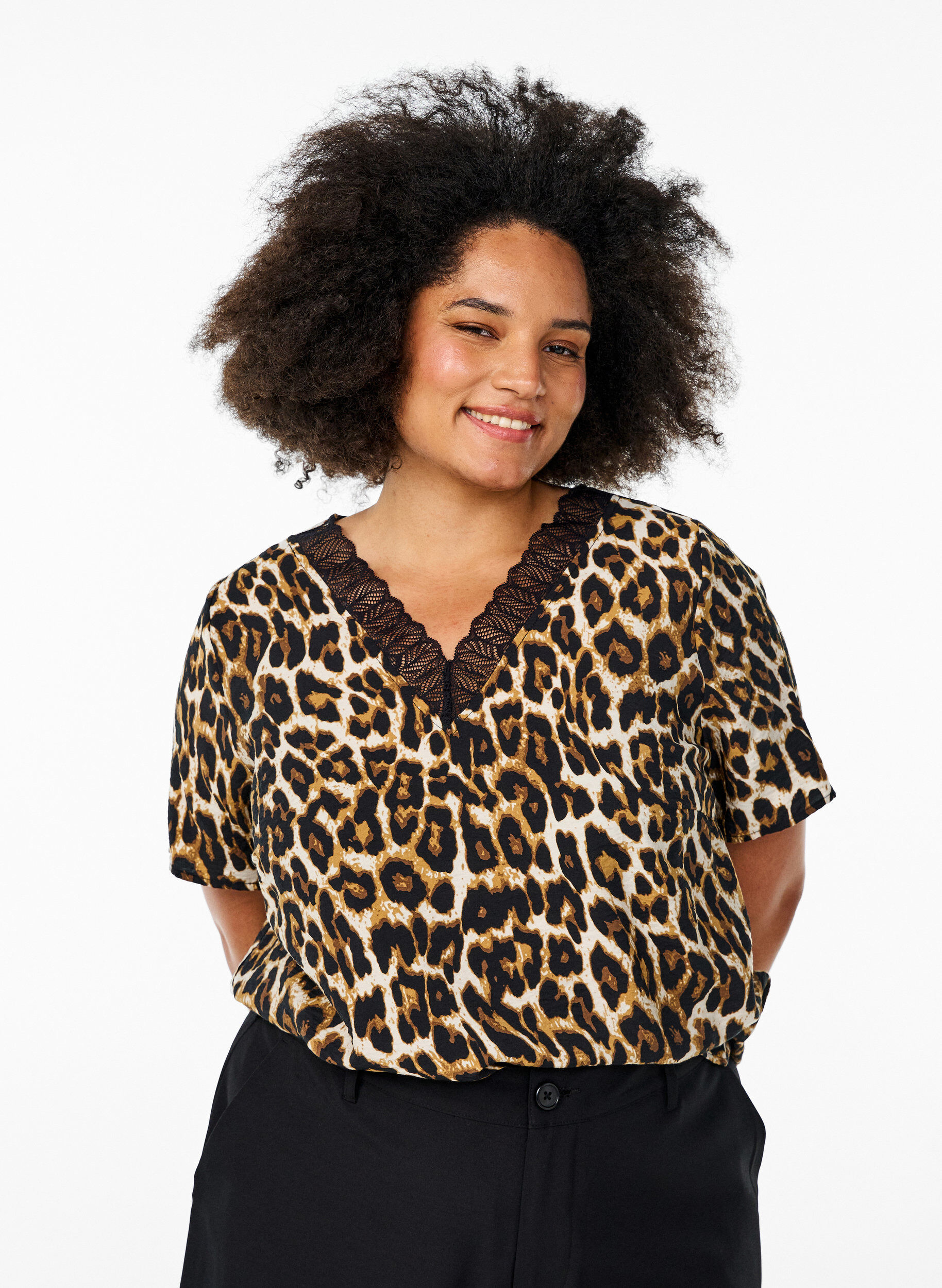 Bluzka z wiskozy z kr&oacute;tkim rekawem i koronkowym wykonczeniem, Brązowy, Model