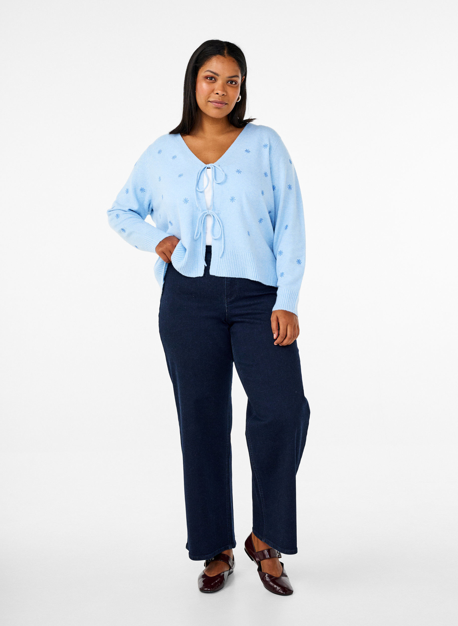 Zizzi Dzianinowy kardigan z wiazaniem i haftem, Cashmere Blue Comb, Model image number 2