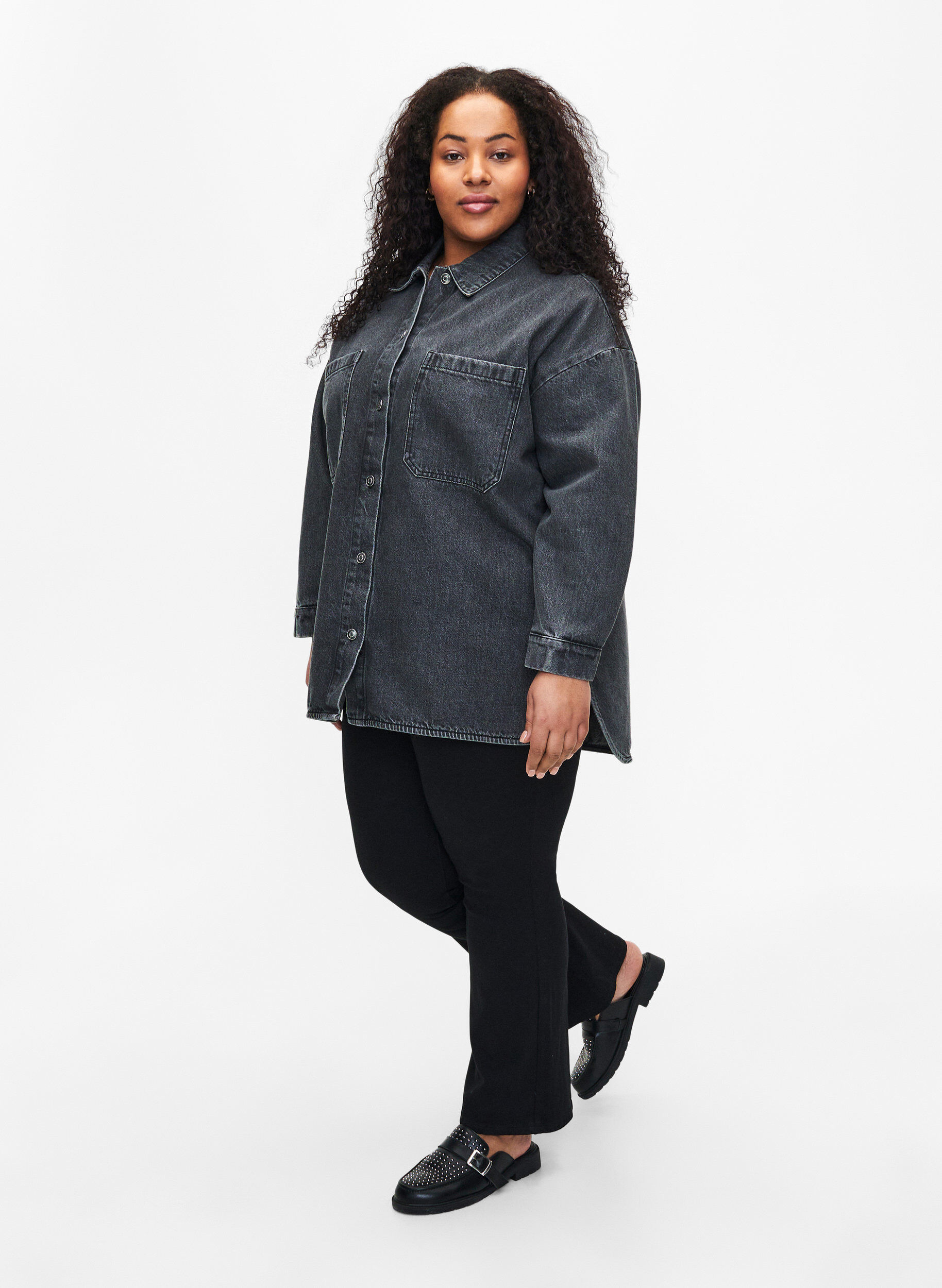 Zizzi Luzna kurtka jeansowa z guzikami, Grey Denim, Model image number 2