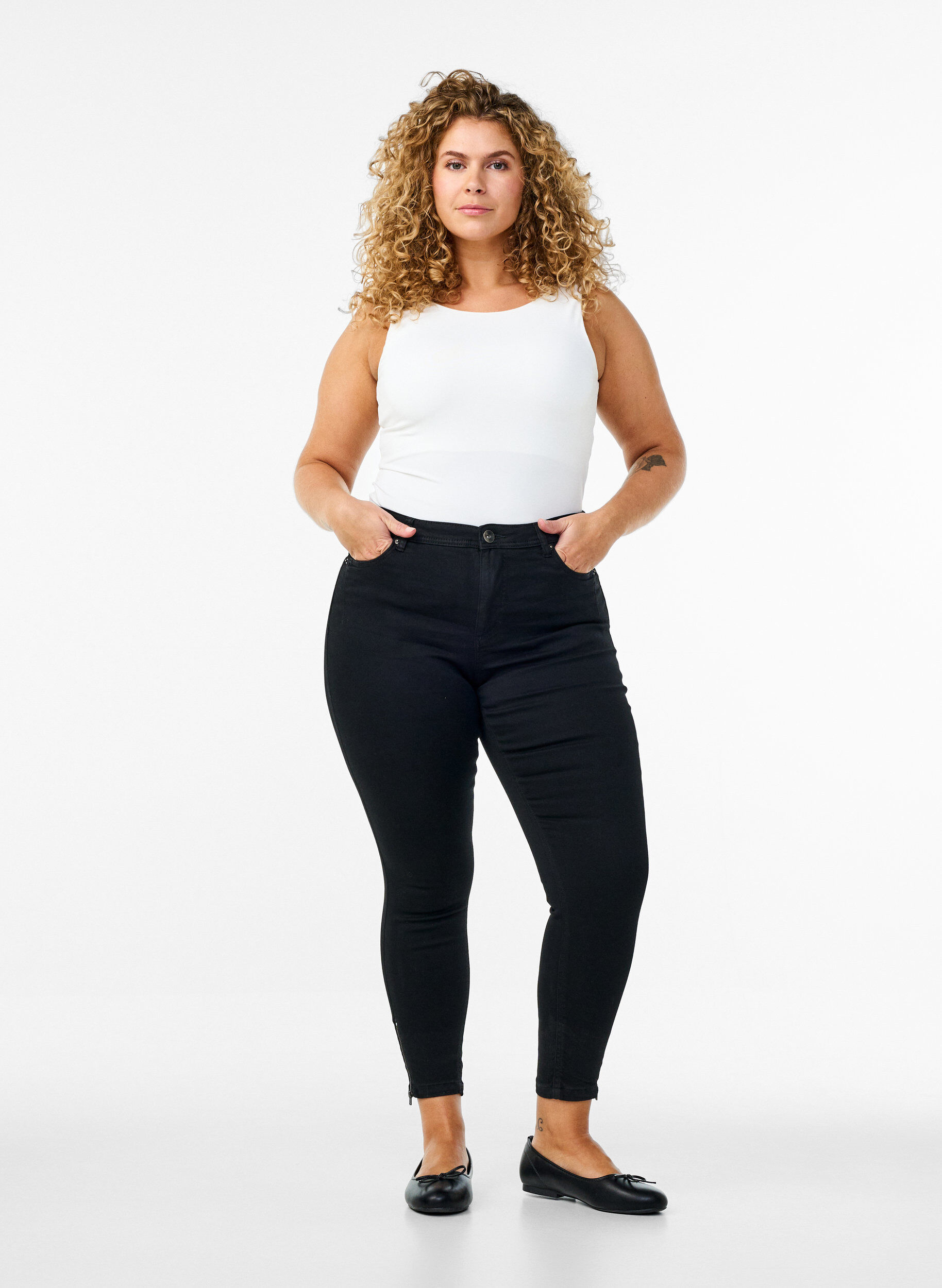 Jeansy Amy nad kostke z suwakiem, Czarne, Model