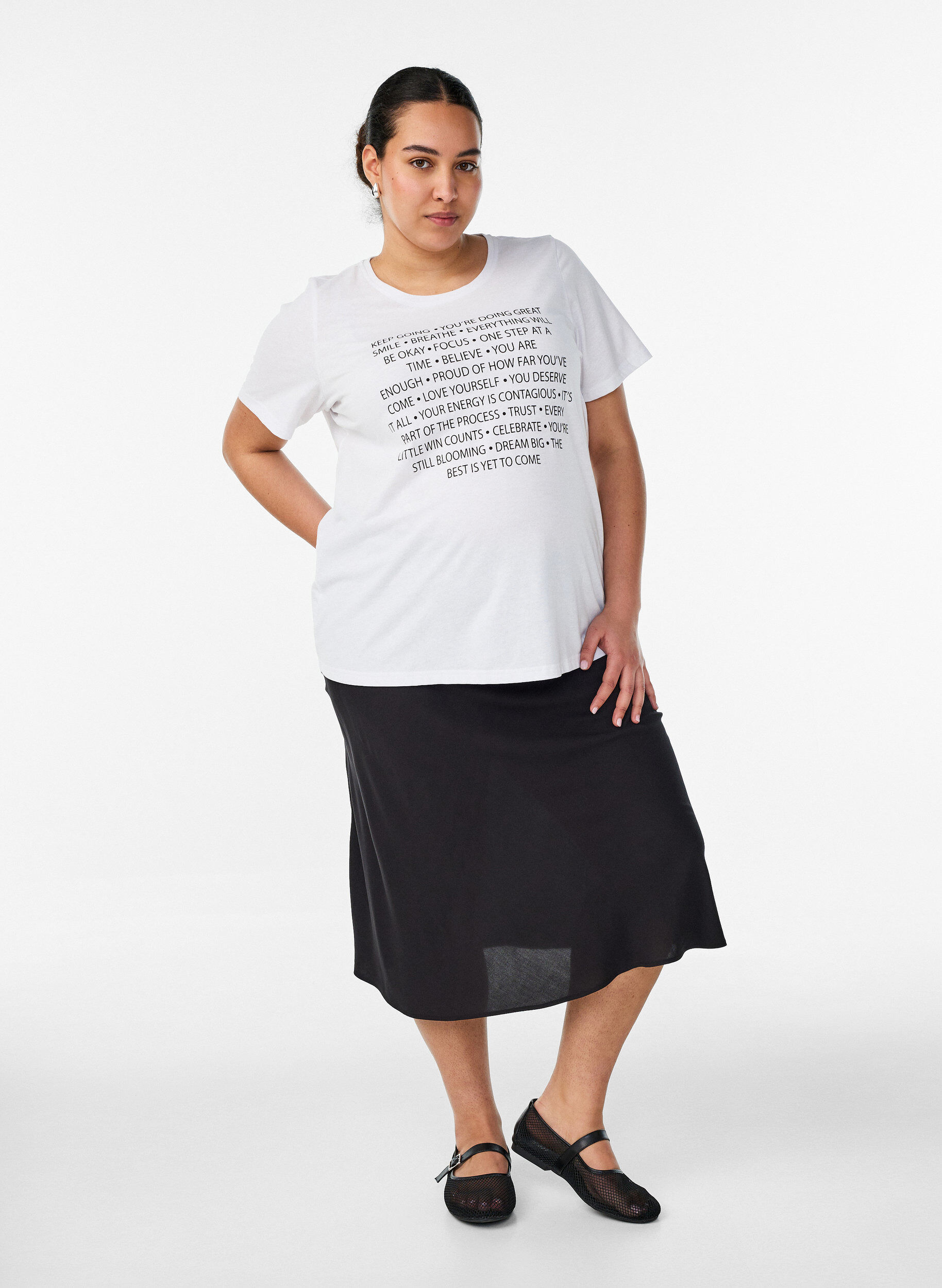 Sp&oacute;dnica z wiskozy z elastyczna talia, Czarne, Model