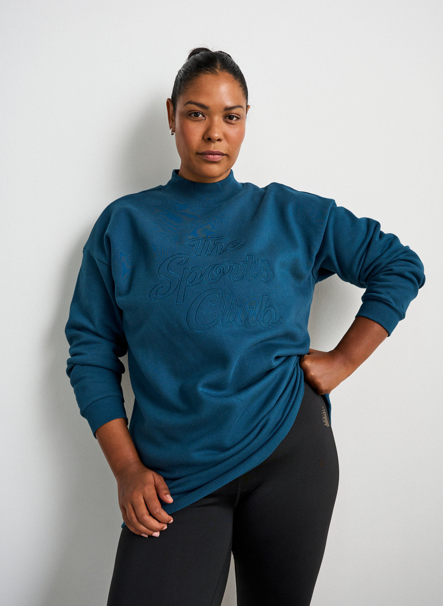 ZizziDluga bluza z wysokim kolnierzem i haftowanym napisem, Niebieskie, Model image number 0