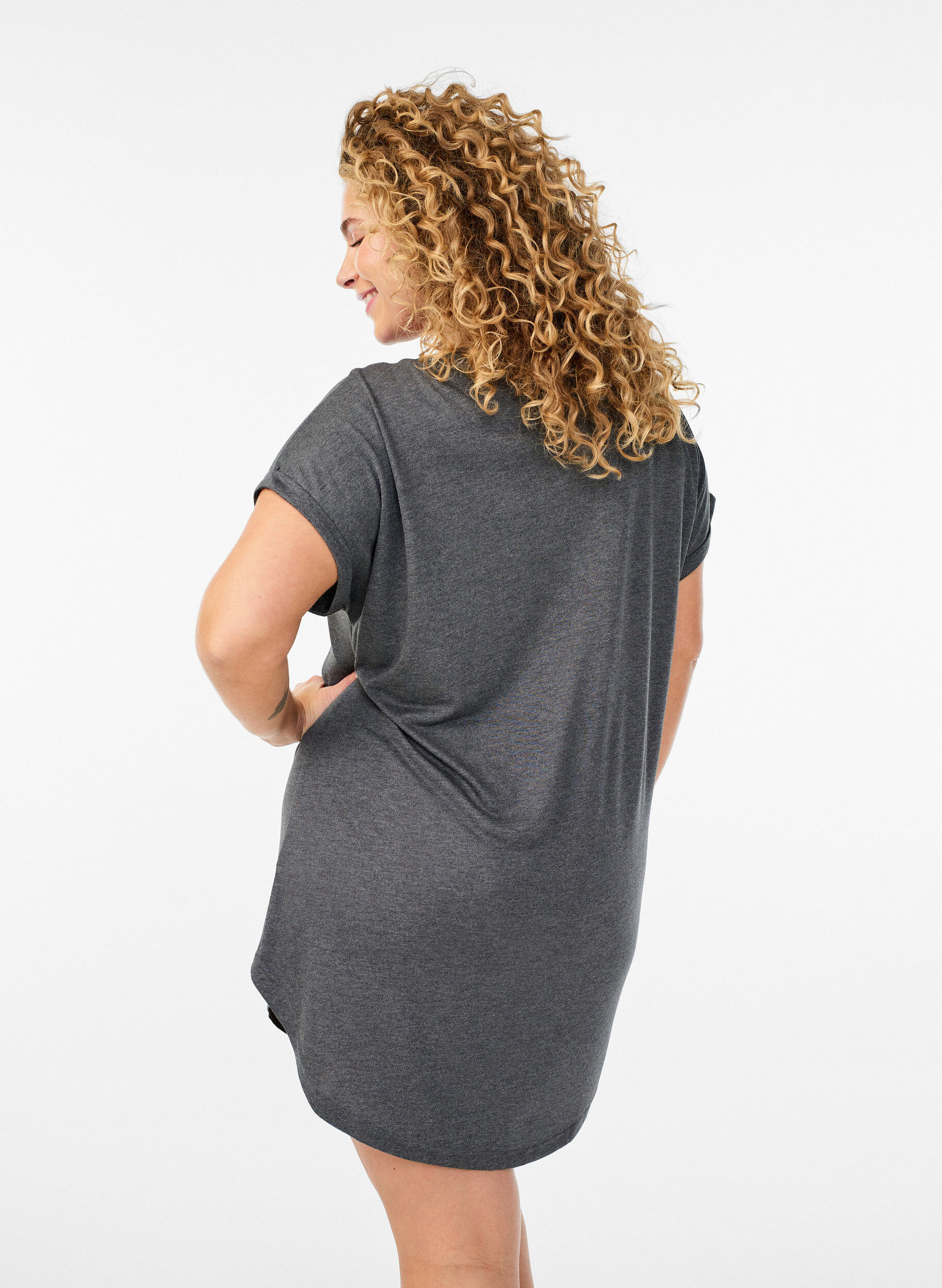 Zizzi Koszula nocna z kr&oacute;tkim rekawem i nadrukiem tekstowym, Czarne, Model image number 2