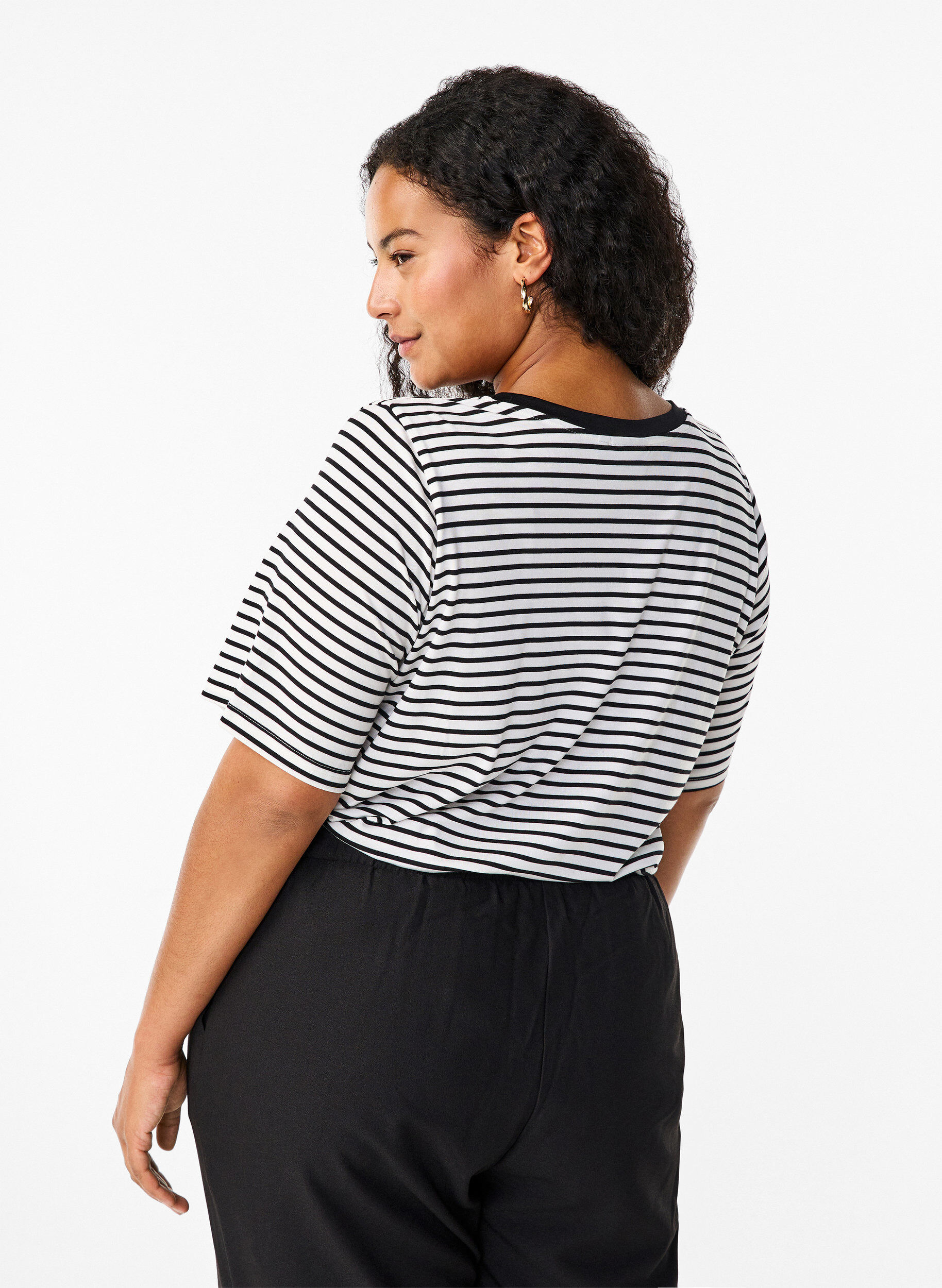 Zizzi T-shirt w paski z lyocellu z okraglym dekoltem, Czarne, Model image number 2