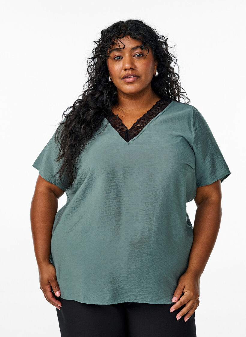 Bluzka z wiskozy z krótkim rekawem i koronkowym wykonczeniem, Zielony, Model image number 0