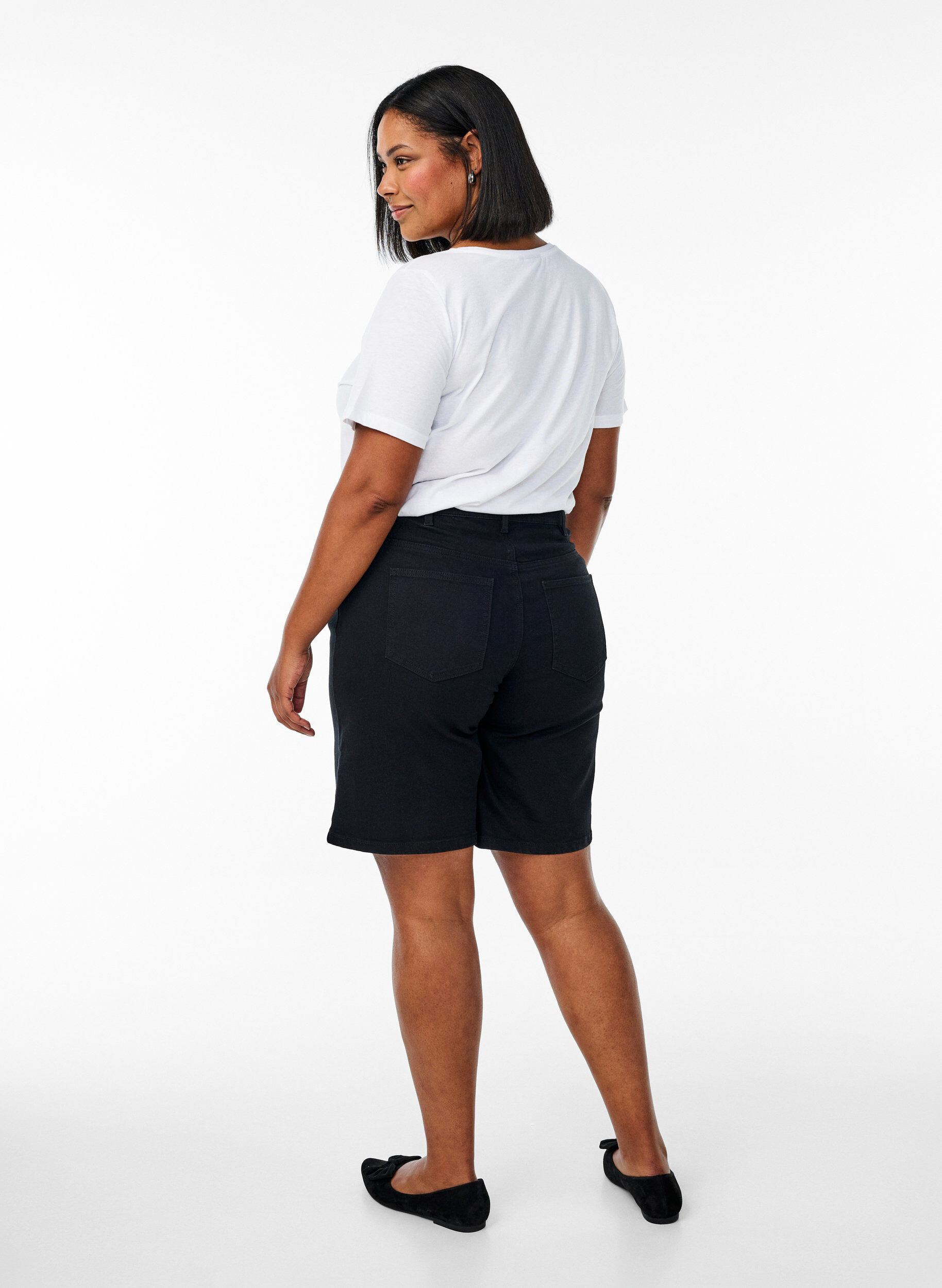 Zizzi FLASH &ndash; Luzne szorty jeansowe z wysoka talia, Czarne, Model image number 2