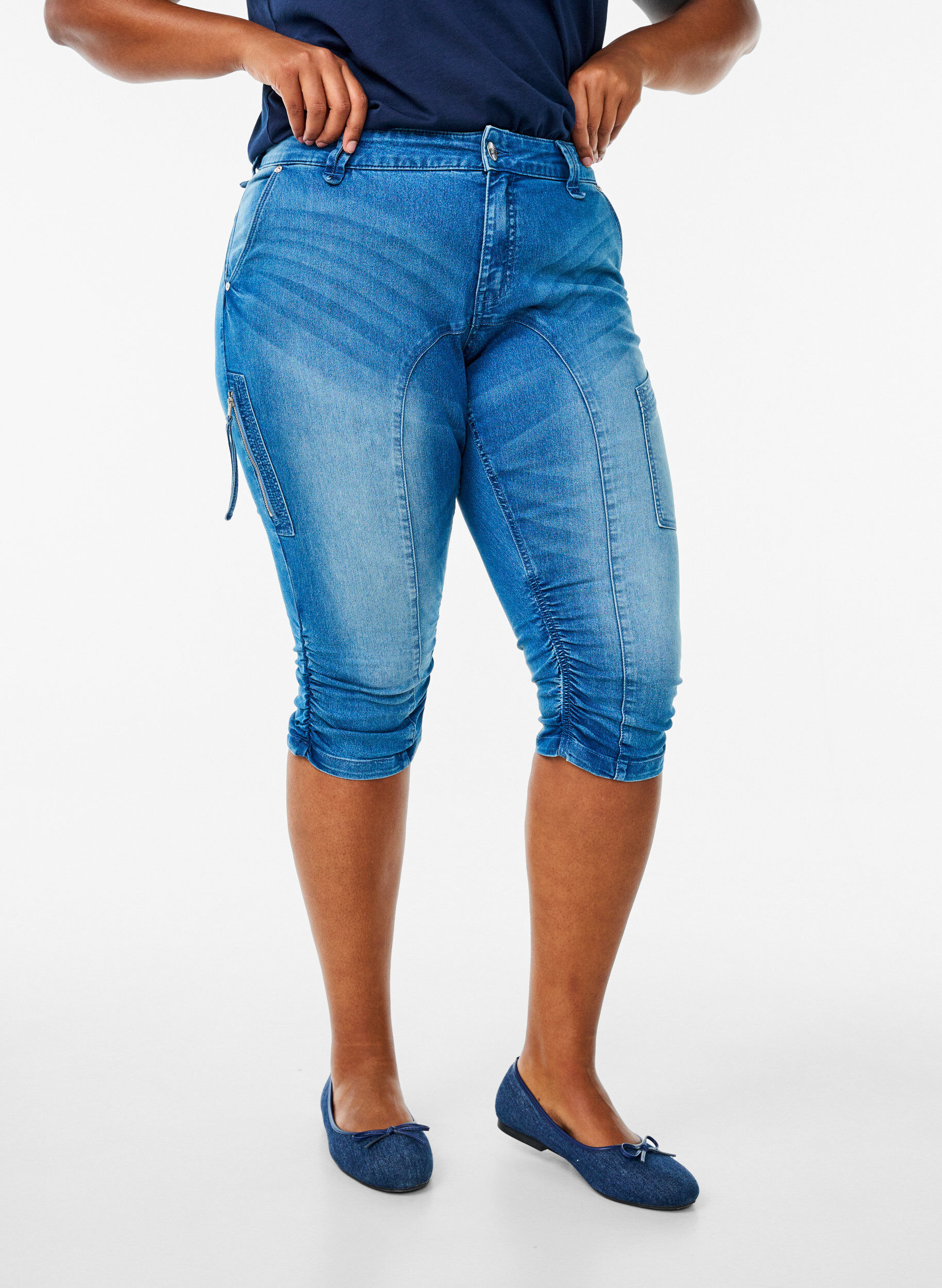 Zizzi Jeansy capri o dopasowanym kroju z kieszeniami, Niebieskie, Model image number 2