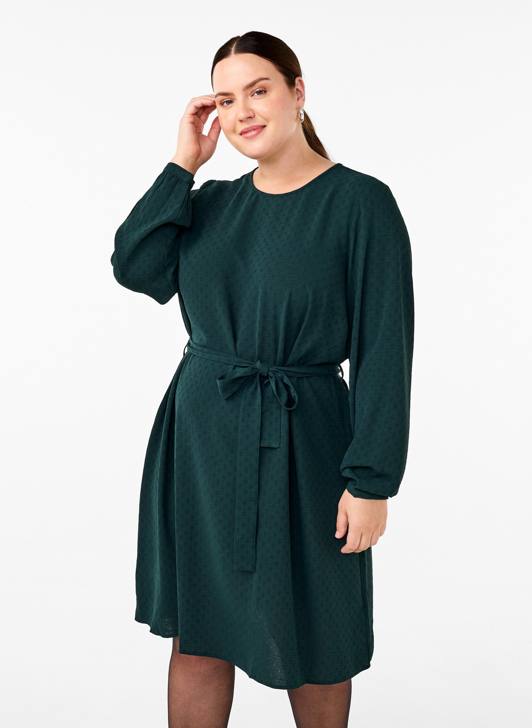 Zizzi Kr&oacute;tka teksturowana sukienka z paskiem, Scarab, Model image number 0