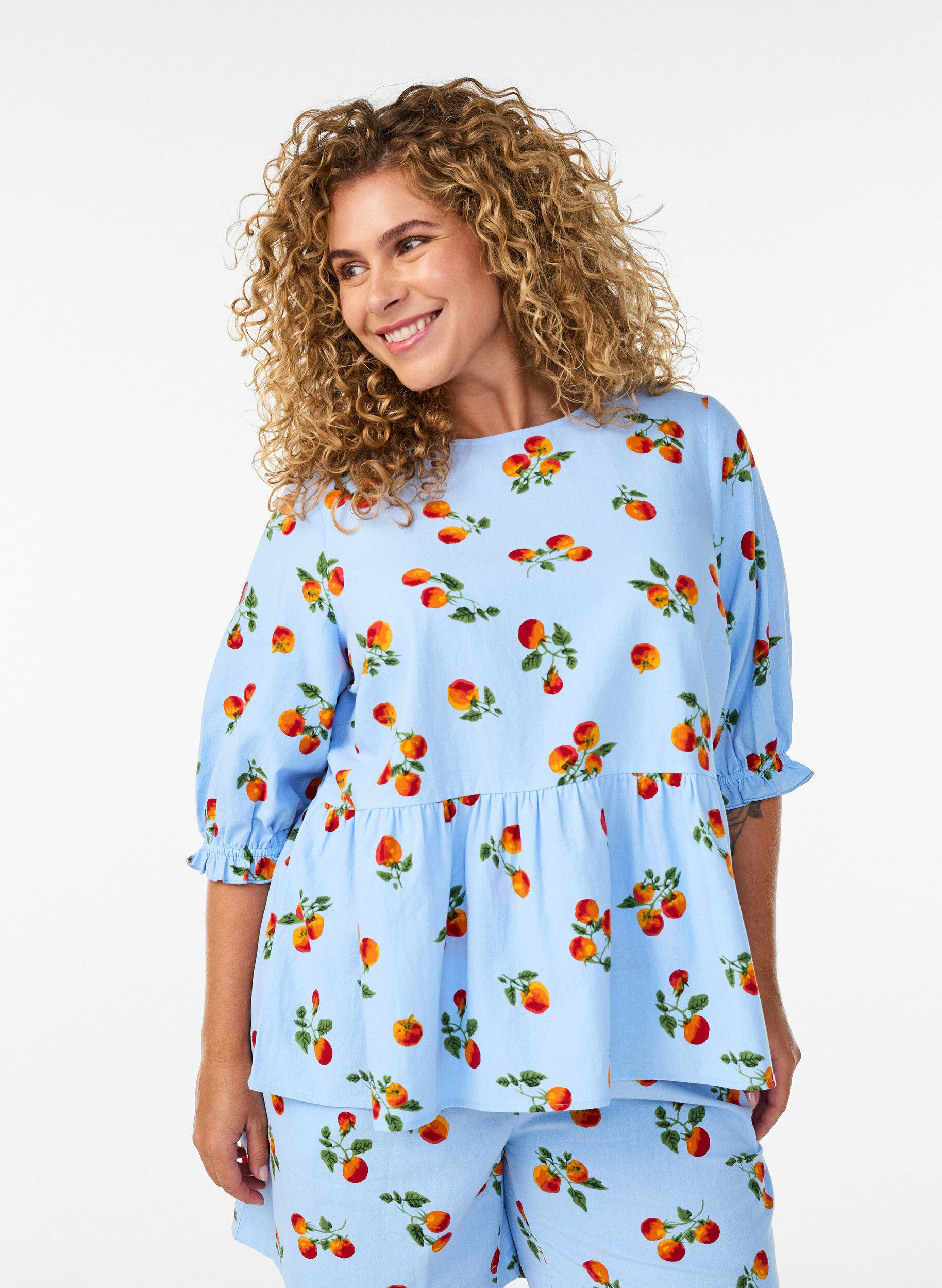 ZizziBluzka bawelniana z nadrukiem pomidor&oacute;w i peplum, Niebieskie, Model image number 0