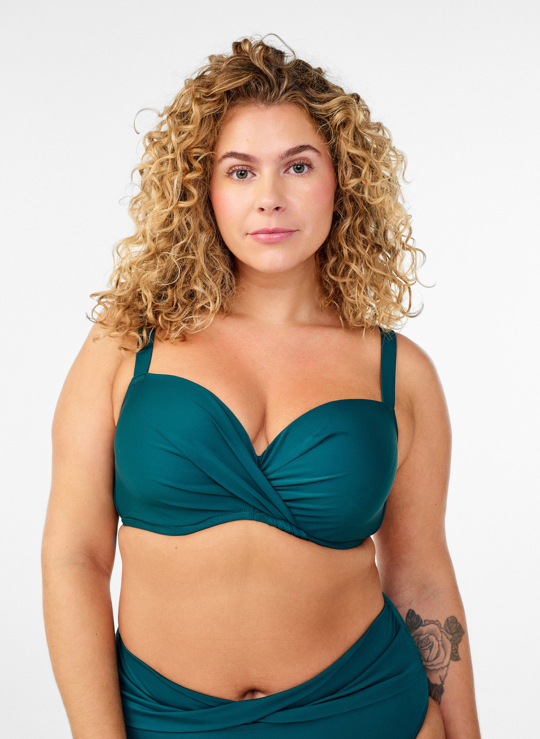 G&oacute;ra od bikini z fiszbinami i drapowaniem, Zielony, Model