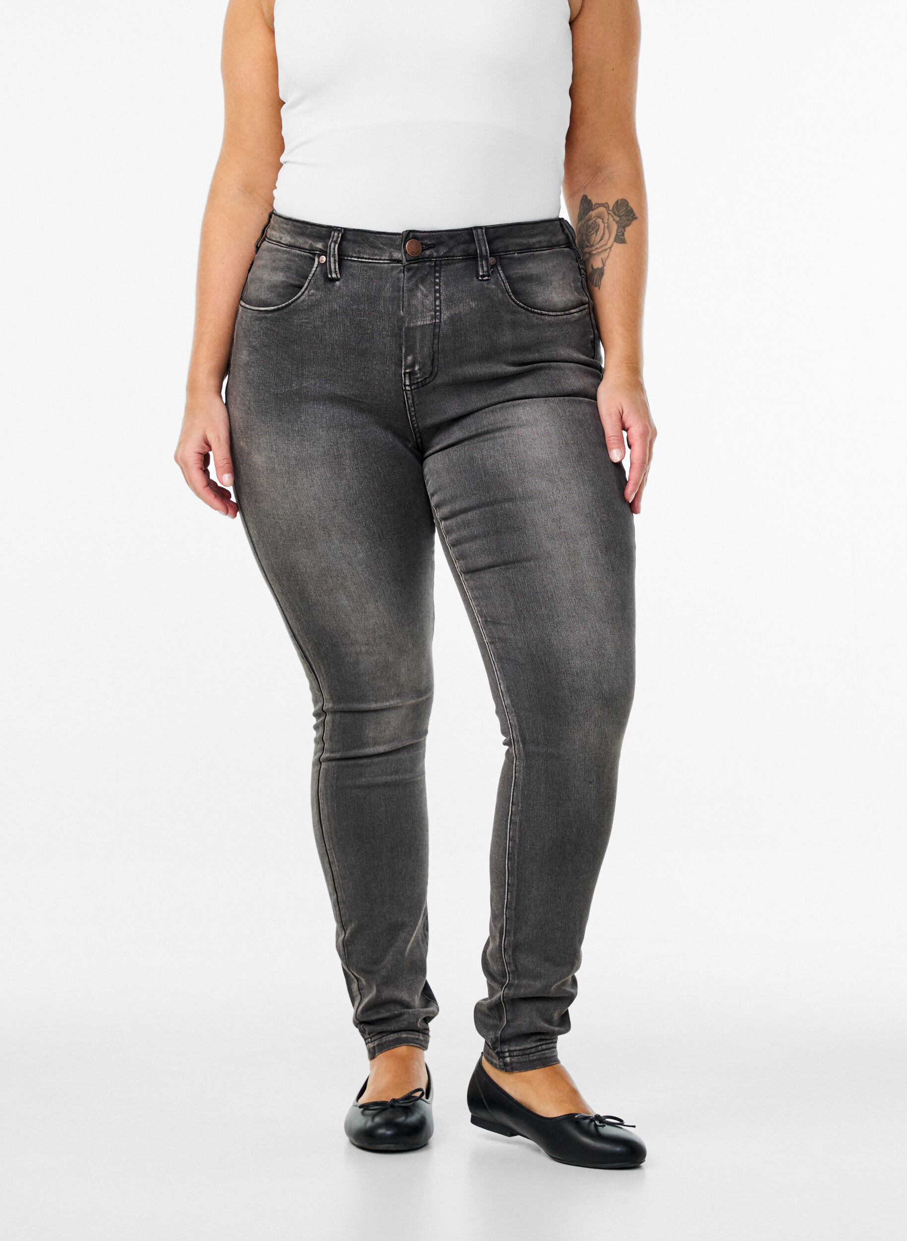 ZizziSuper waskie jeansy Amy z wysokim stanem, Dark Grey Denim, Model image number 2
