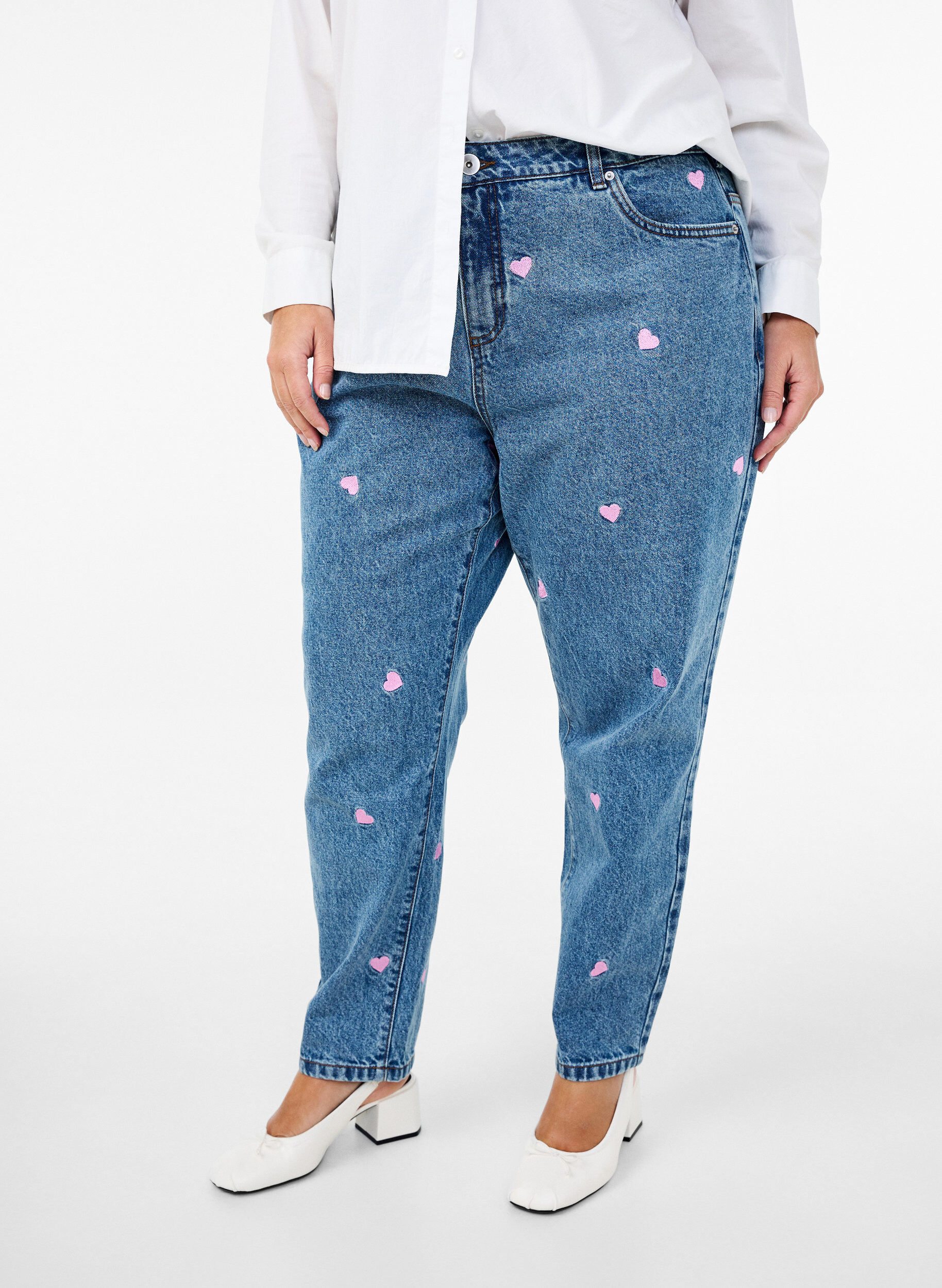 Zizzi  Jeansy Mille typu mom fit z haftem, Niebieskie, Model image number 3