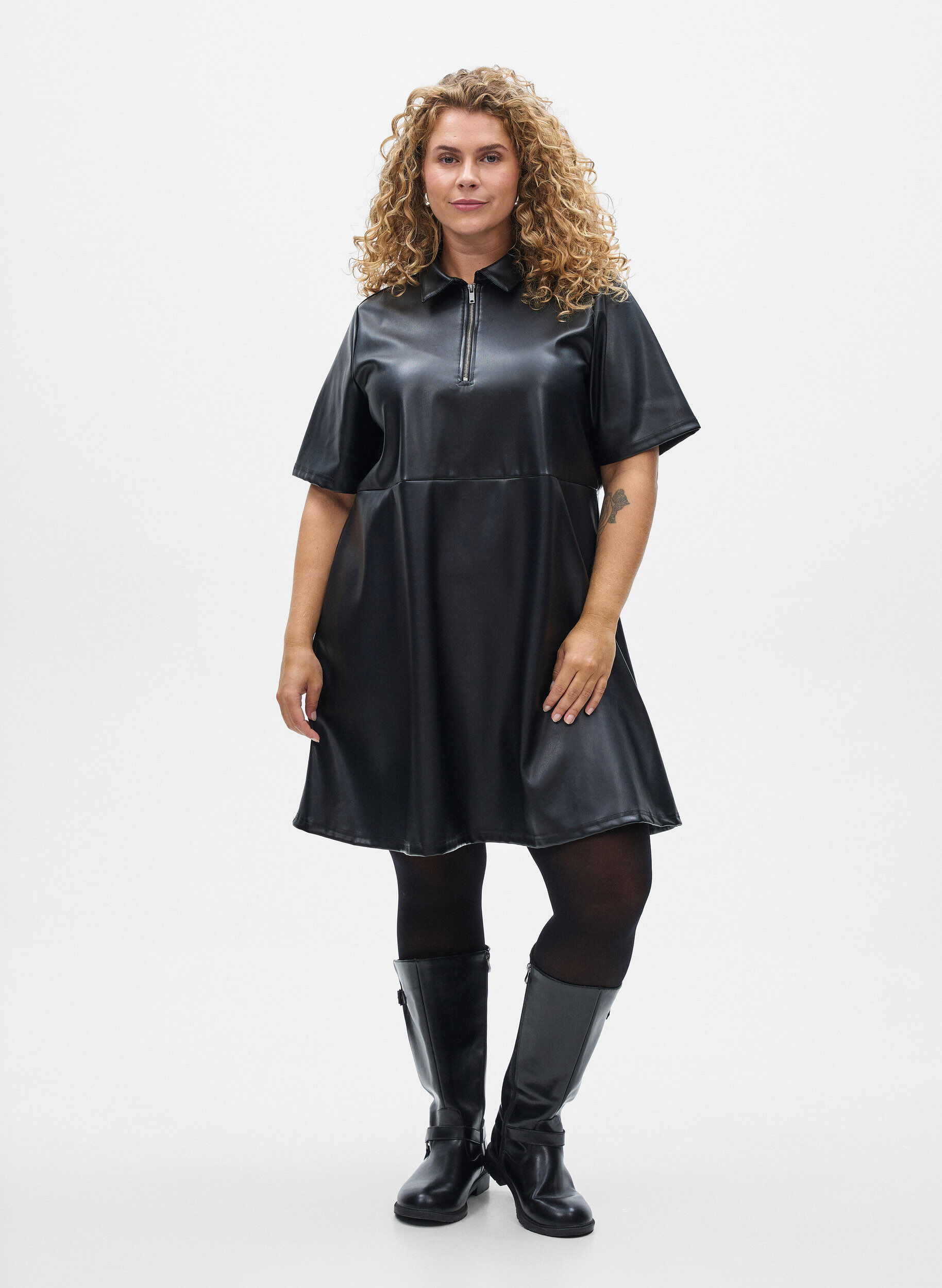 Zizzi Kr&oacute;tka sukienka ze sztucznej sk&oacute;ry o kroju litery A, Czarne, Model image number 1