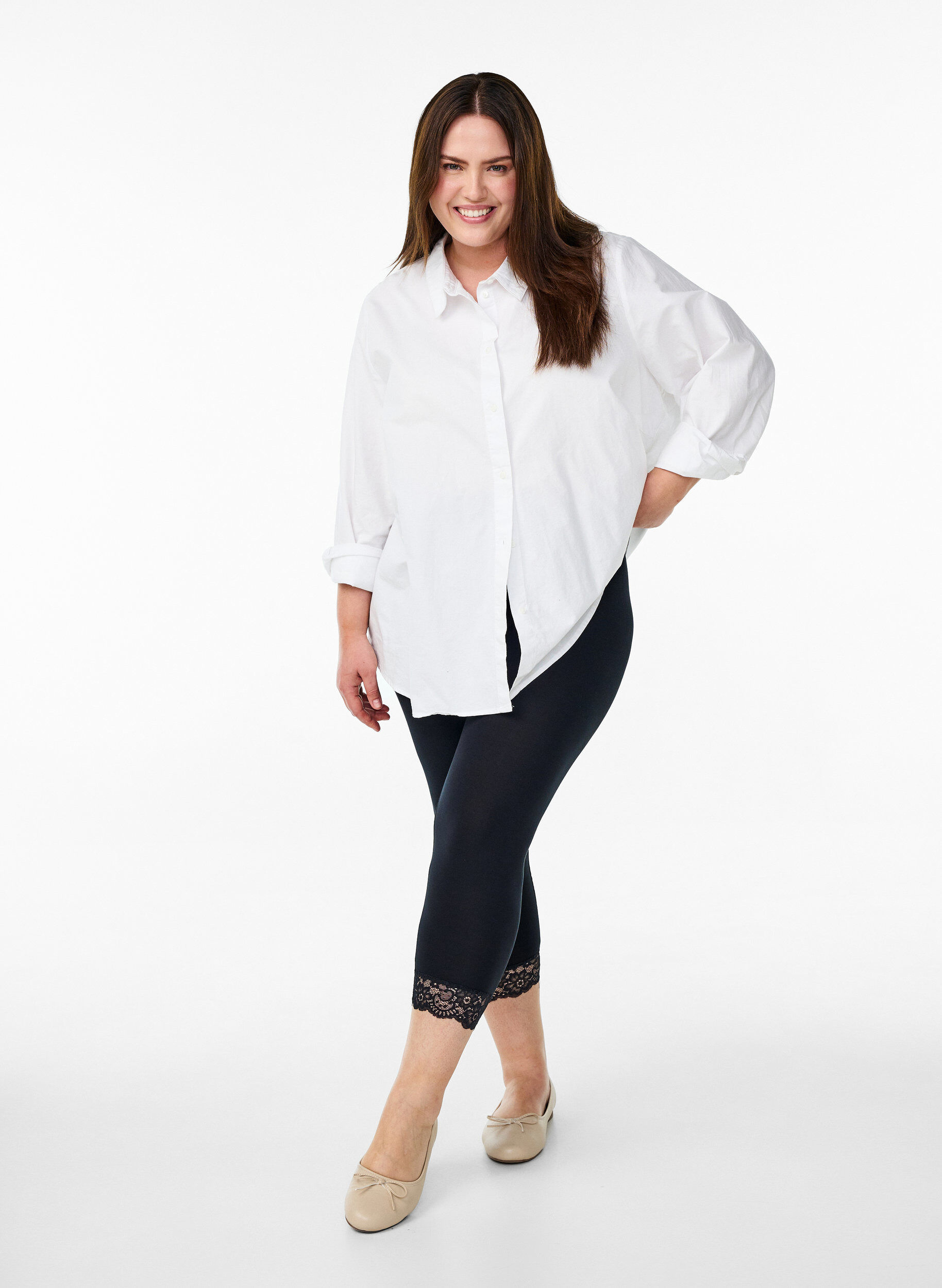 Zizzi Legginsy 3/4 w stylu basic z koronkowymi brzegami, Czarne, Model image number 1