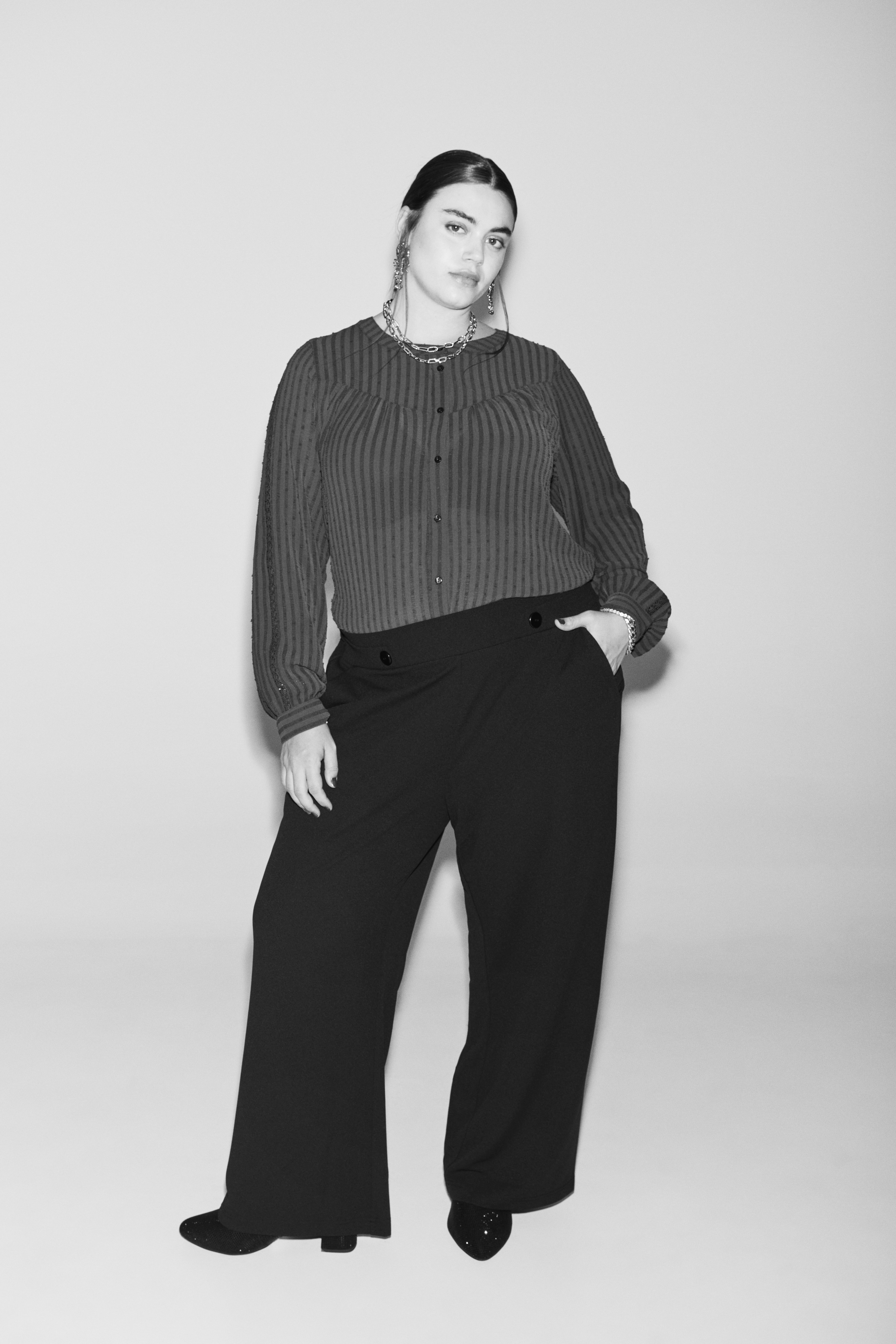 Koszula z haftowanymi detalami, , Model