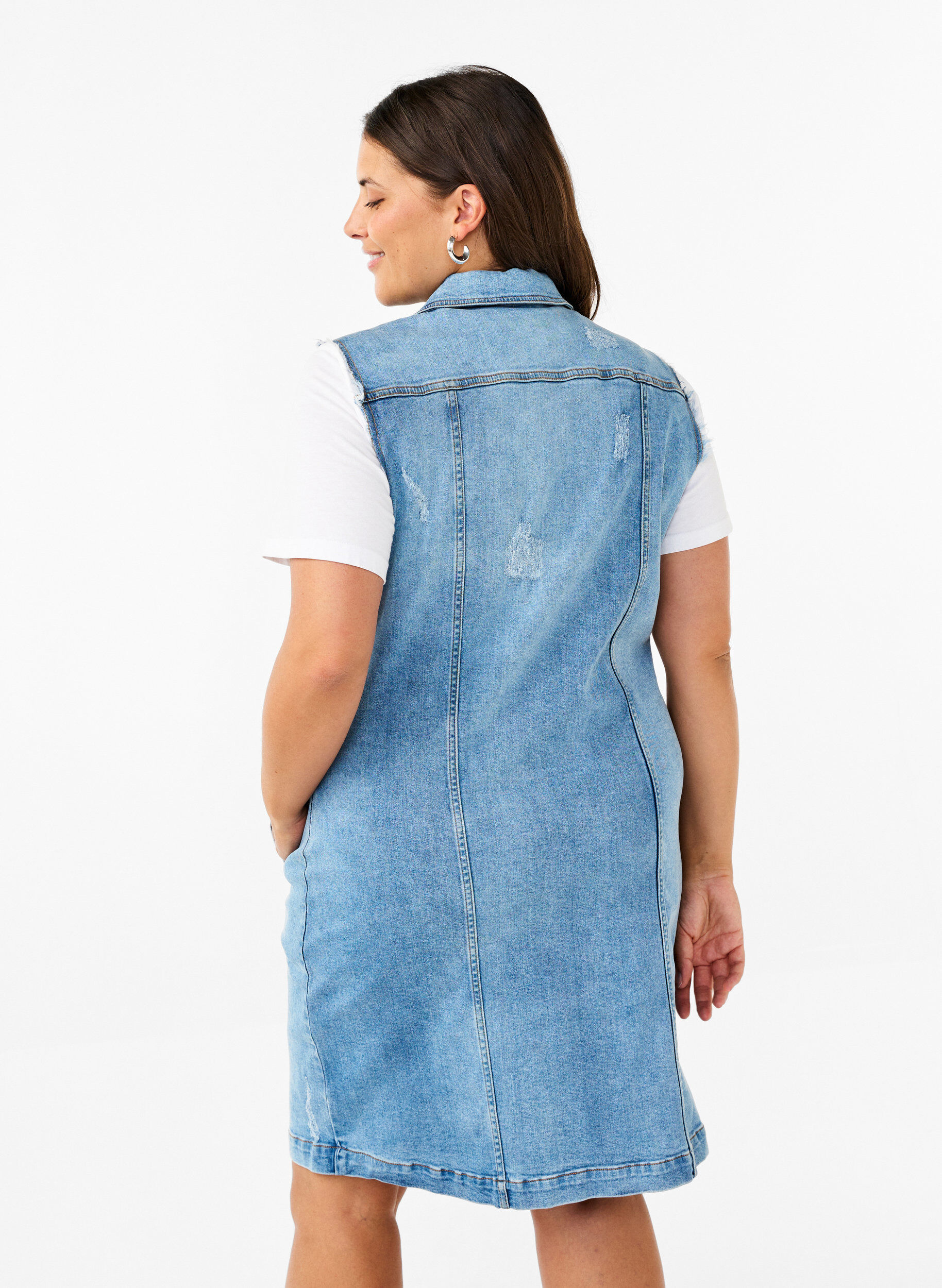 Zizzi Dzinsowa sukienka bez rekaw&oacute;w z niewykonczonymi brzegami, Light Blue Denim, Model image number 1
