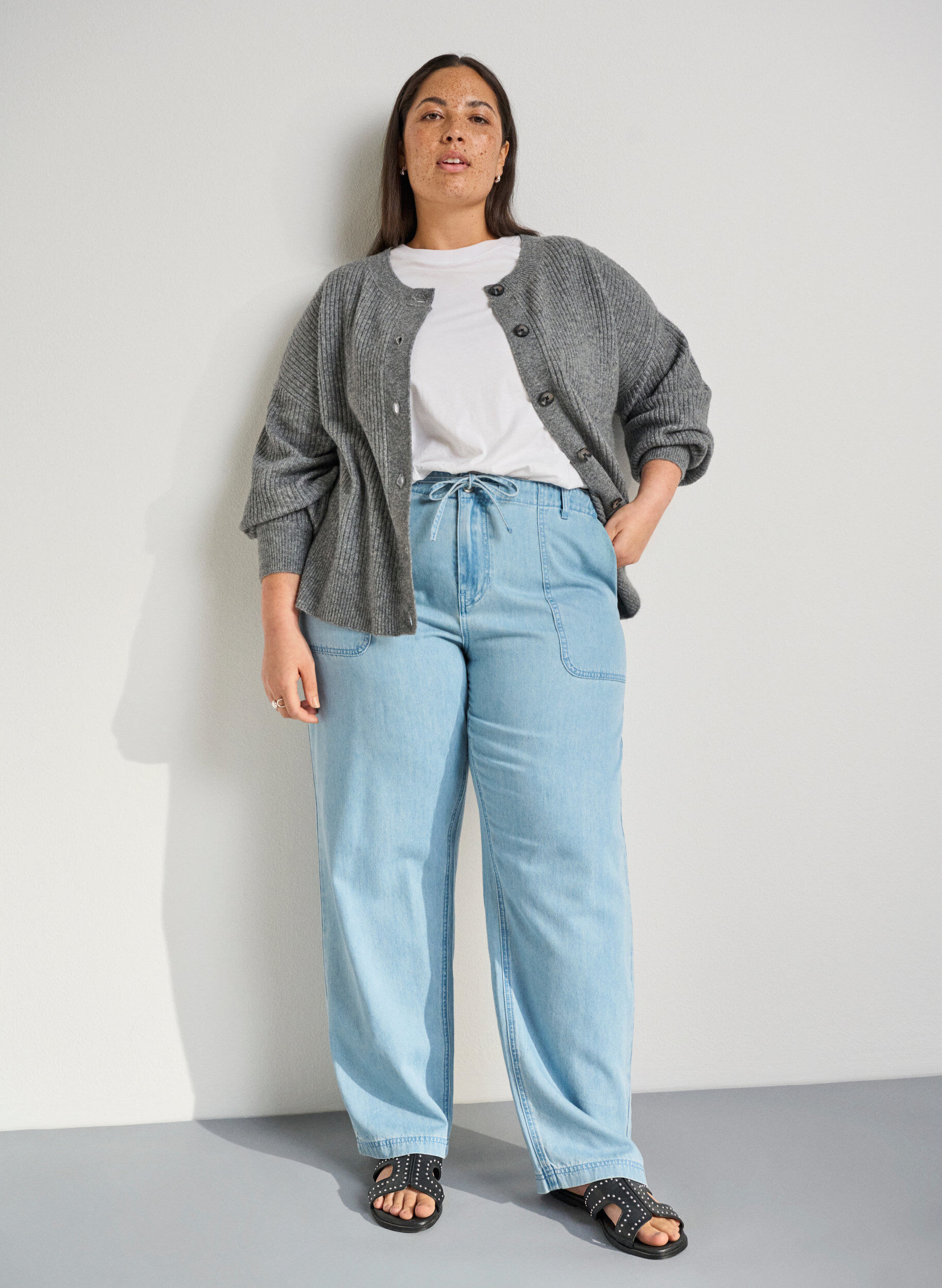 Szerokie &ndash; Plaskie sandaly z cwiekami