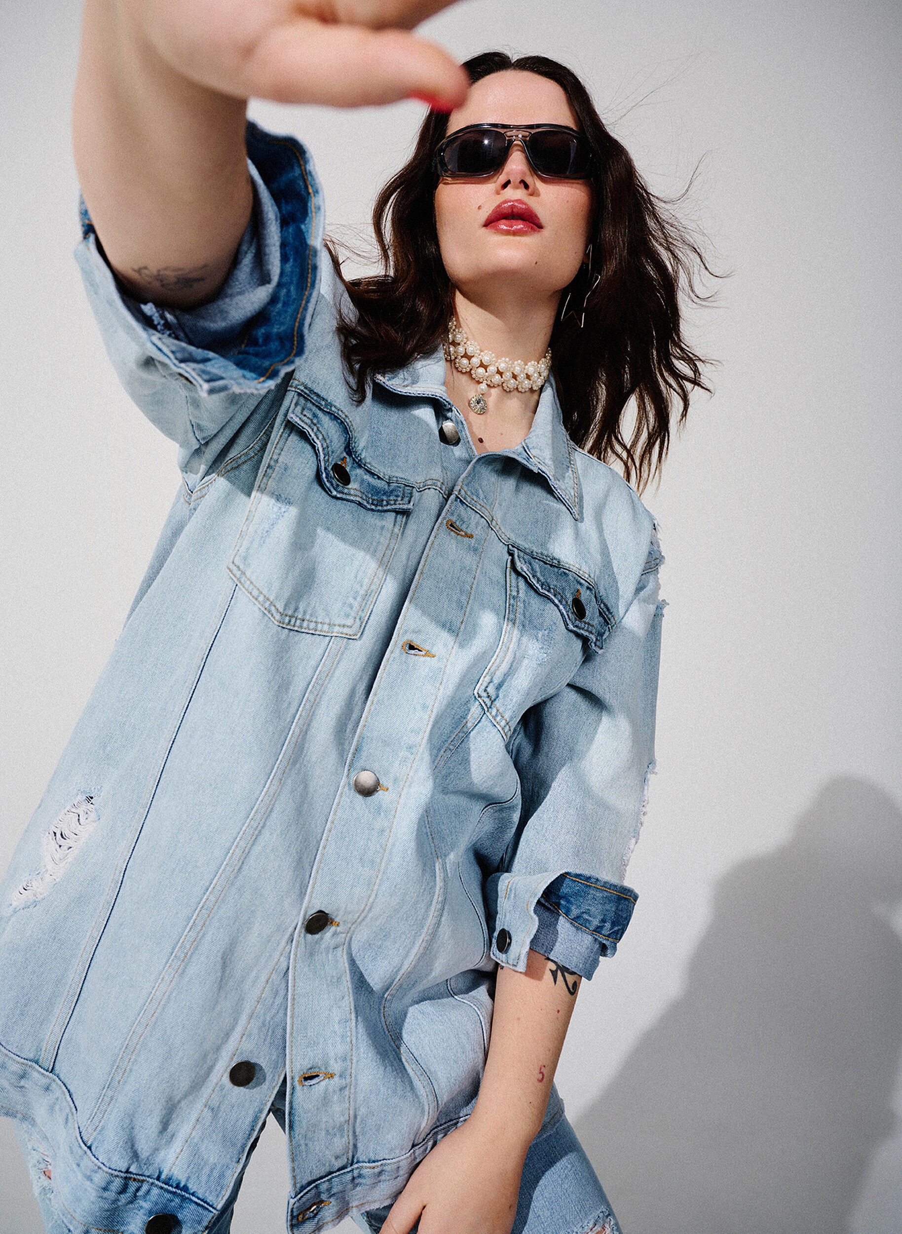 Zizzi Luzna kurtka jeansowa z przetartymi detalami, Light blue denim, Image image number 0