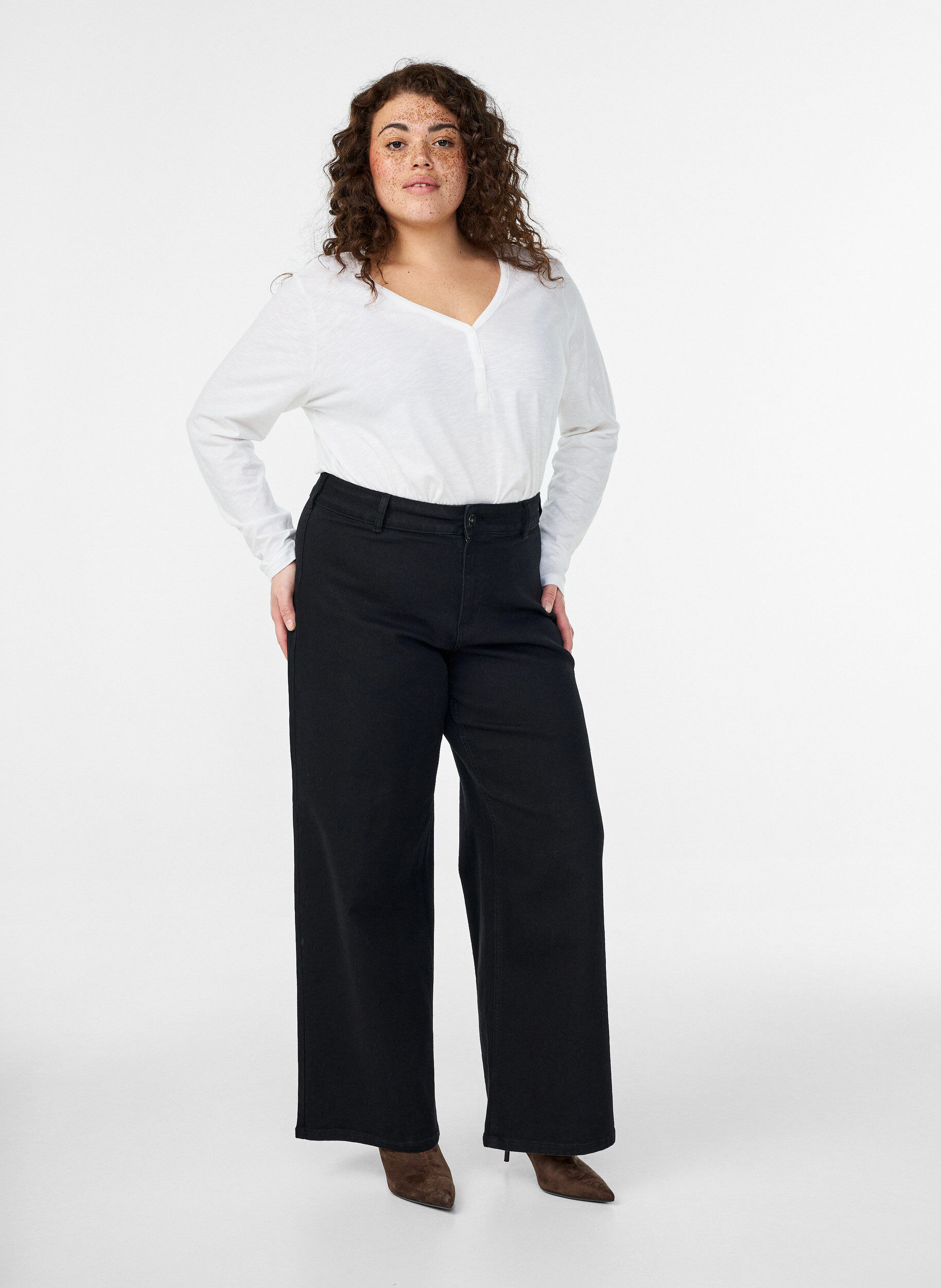 Zizzi Koszulka z dlugim rekawem z dekoltem w ksztalcie litery V i guziki, Biały, Model image number 1