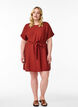 Krótka sukienka o luznym kroju z wiazanym paskiem, Czerwony, Model image number 1
