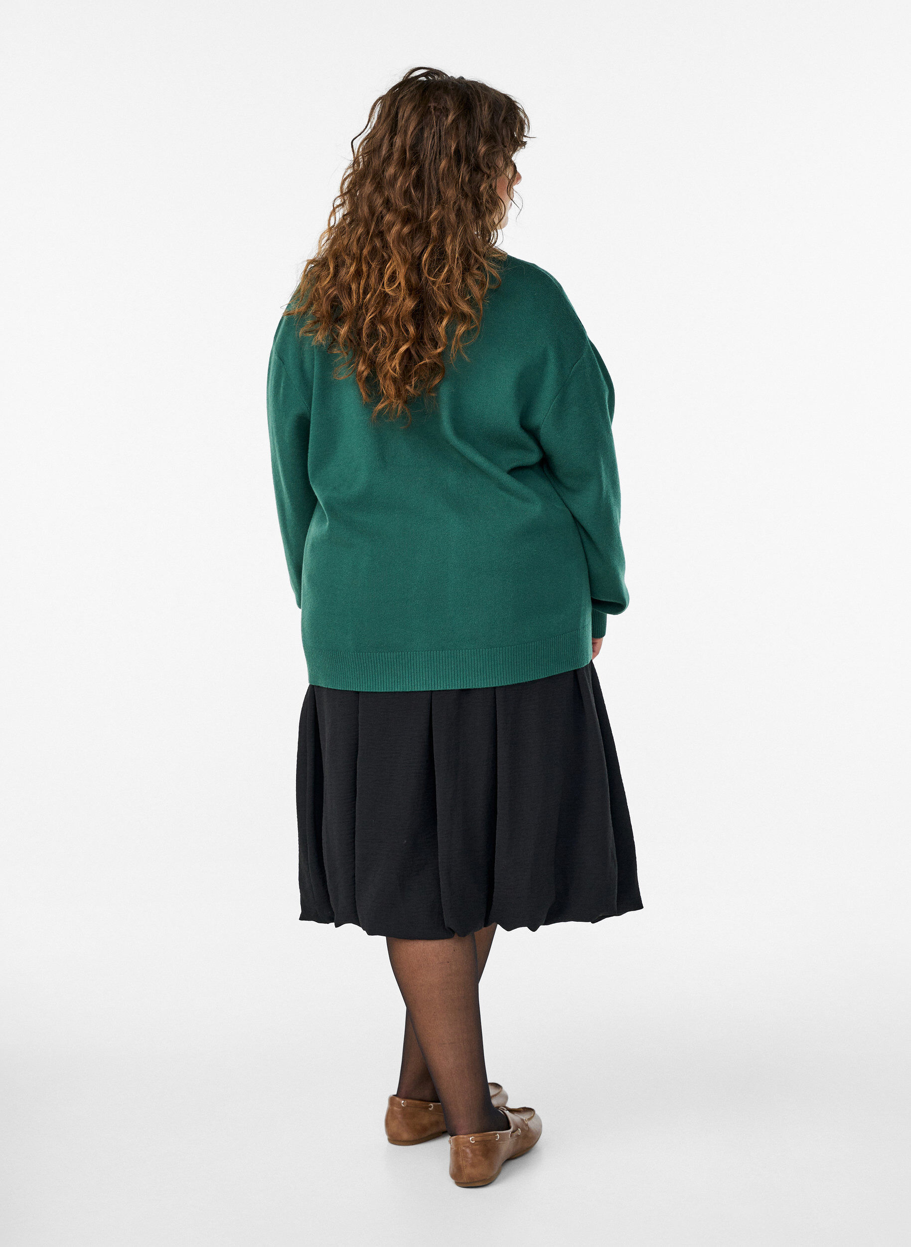 Zizzi Sp&oacute;dnica balonowa o sredniej dlugosci z elastyczna gumka w talii, Czarne, Model image number 1