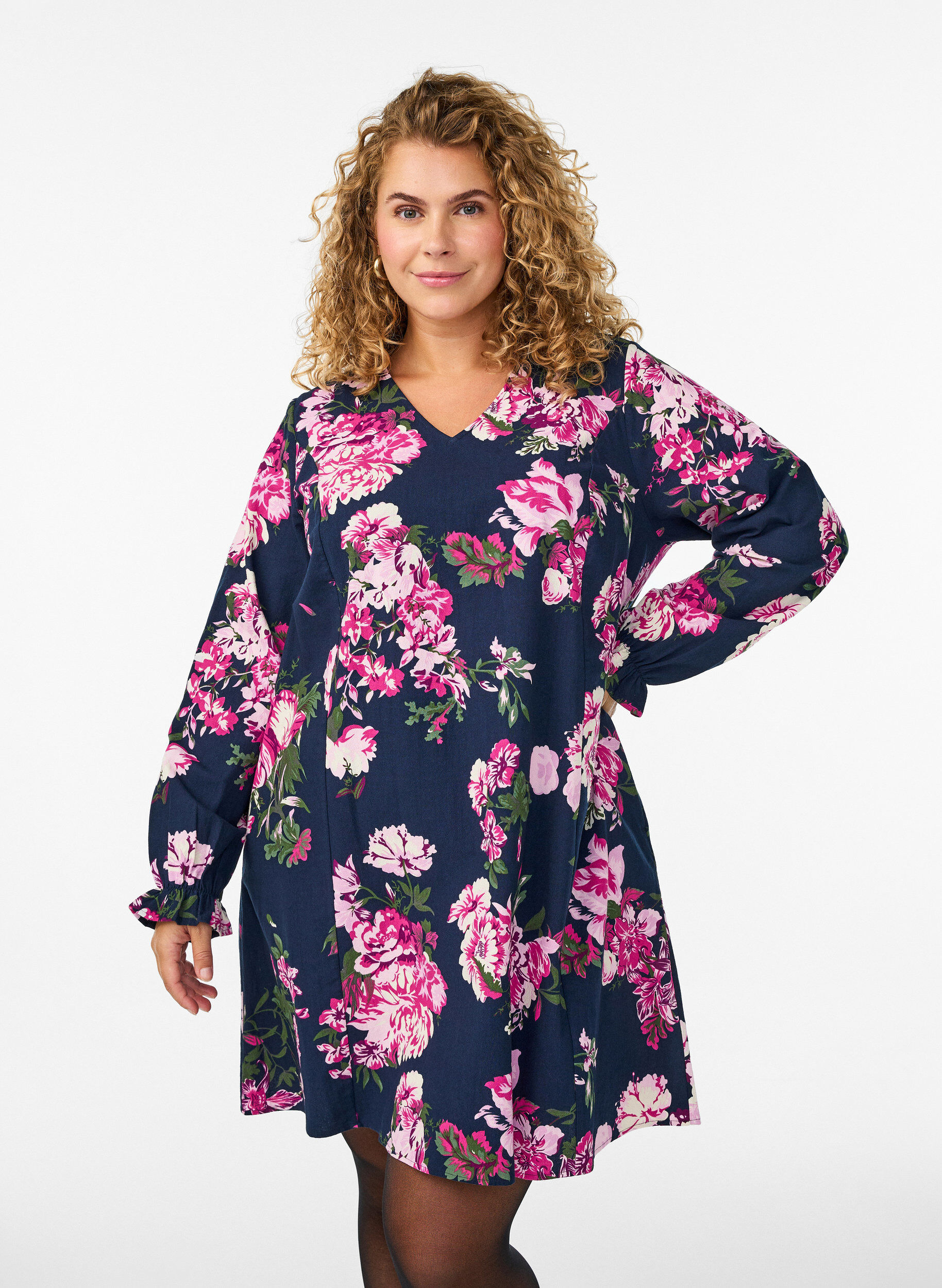 Kr&oacute;tka bawelniana sukienka z dekoltem w szpic i dlugimi rekawami, Niebieskie, Model