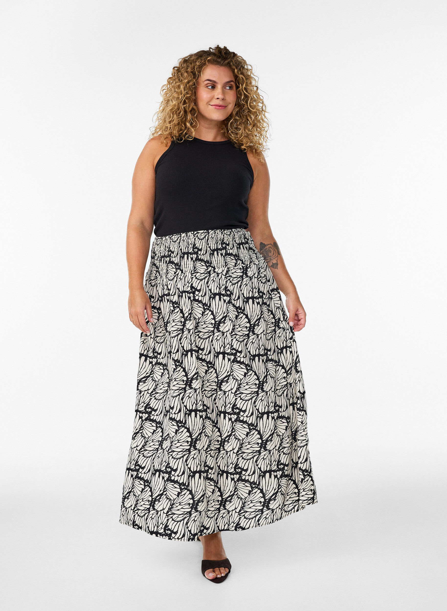 Sp&oacute;dnica maxi z wiskozy z marszczeniem, Czarne, Model