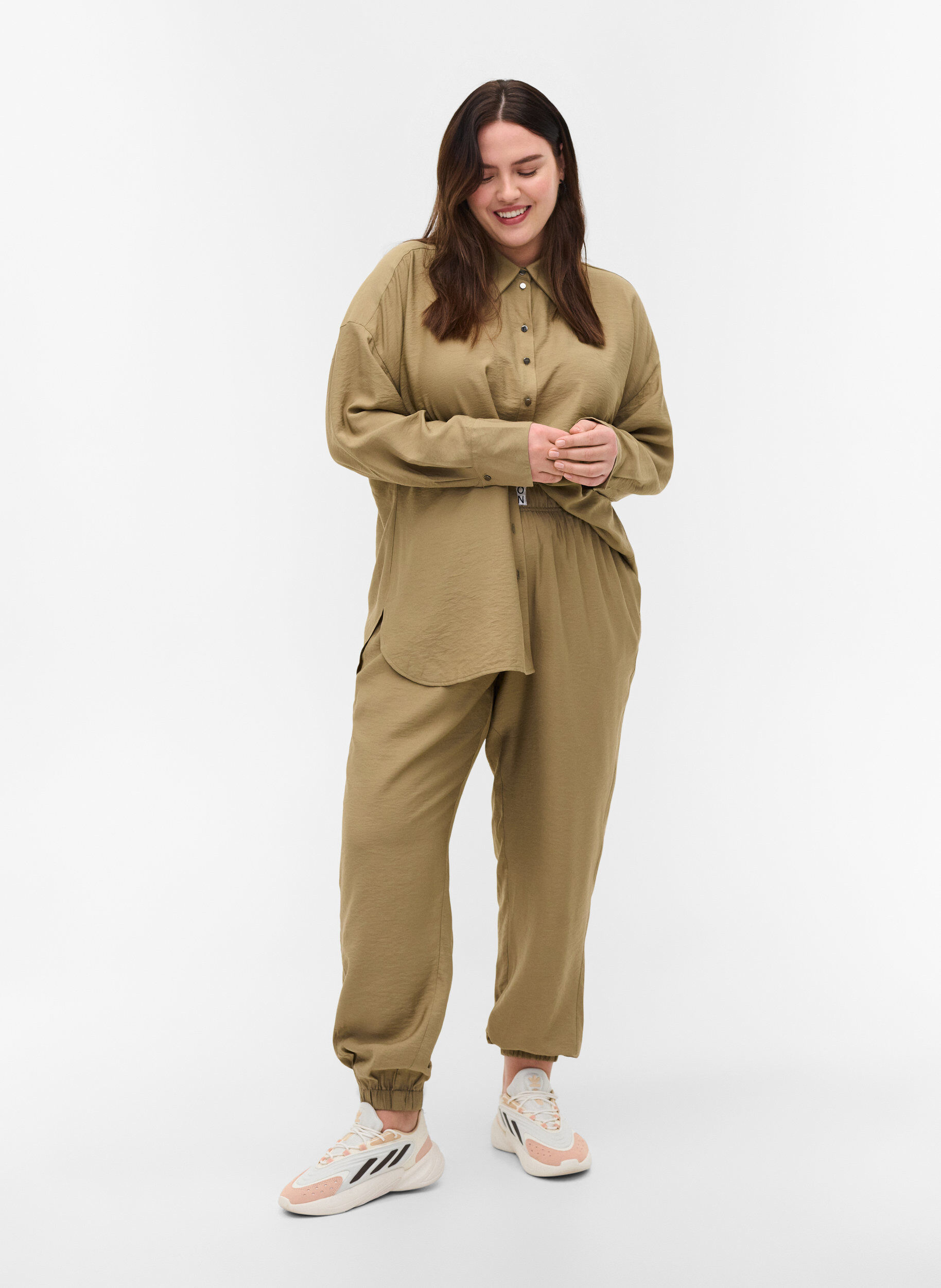 Zizzi Loose viscose trousers with elastic borders and pockets, Timber Wolf, Model image number 0