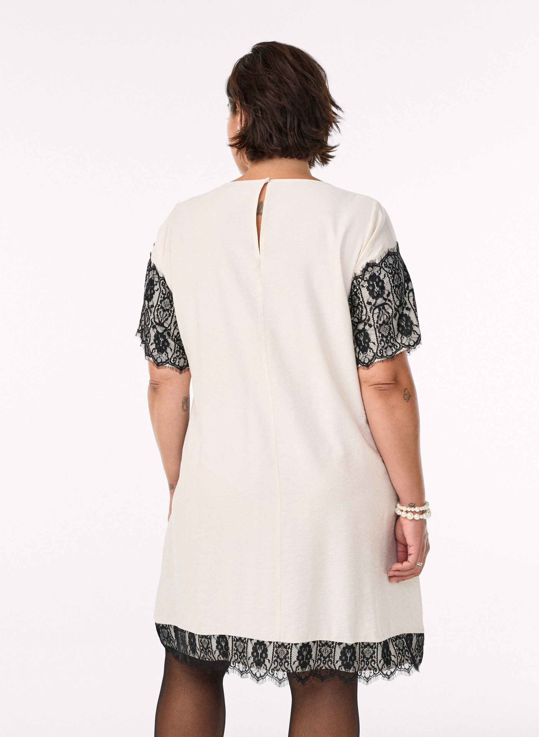 Zizzi Kr&oacute;tka sukienka z kontrastowymi wstawkami z koronki, Beżowy, Model image number 2