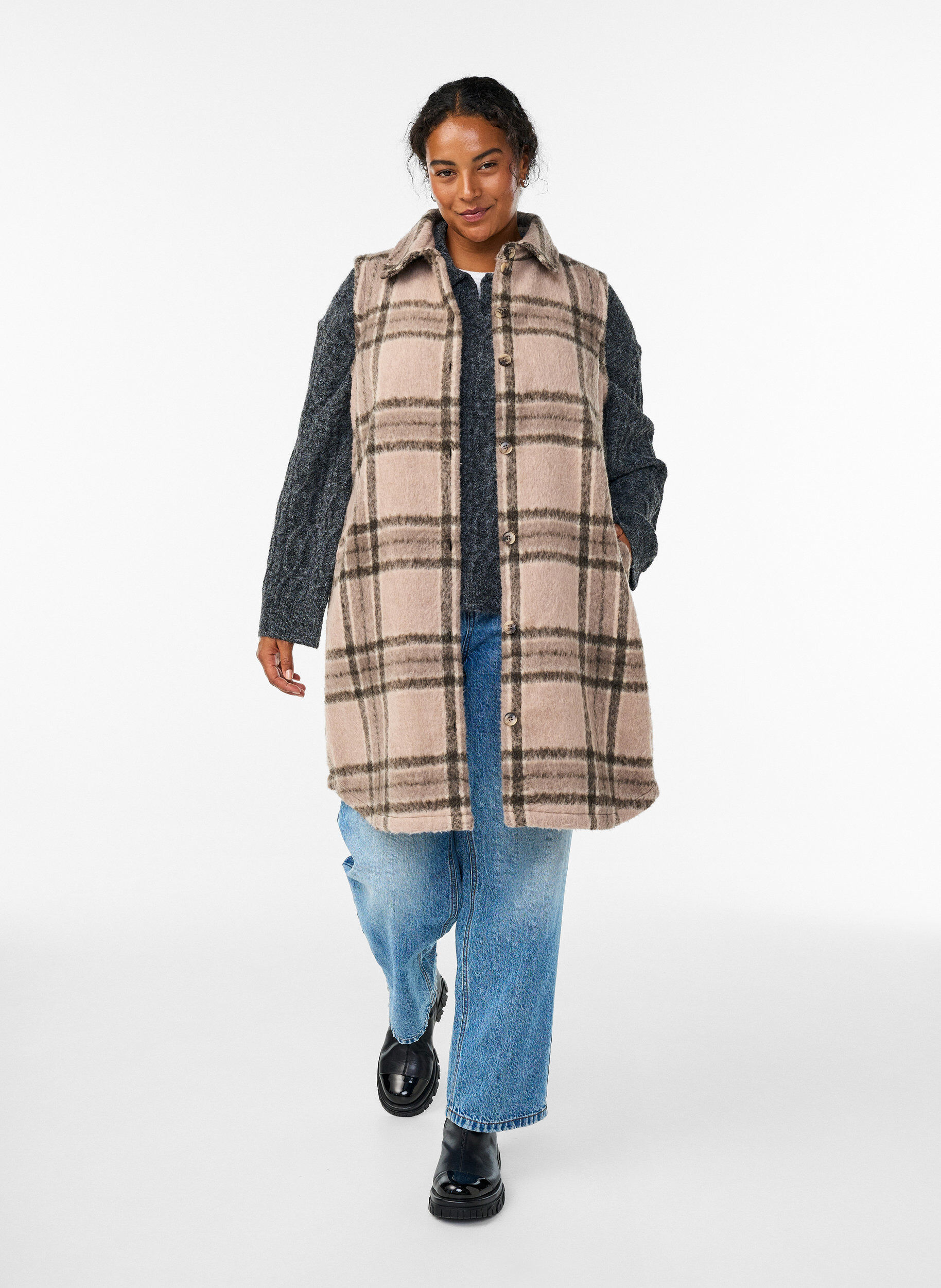 Zizzi Dluga kraciasta kamizelka z szczotkowanego materialu, Beżowy, Model image number 1