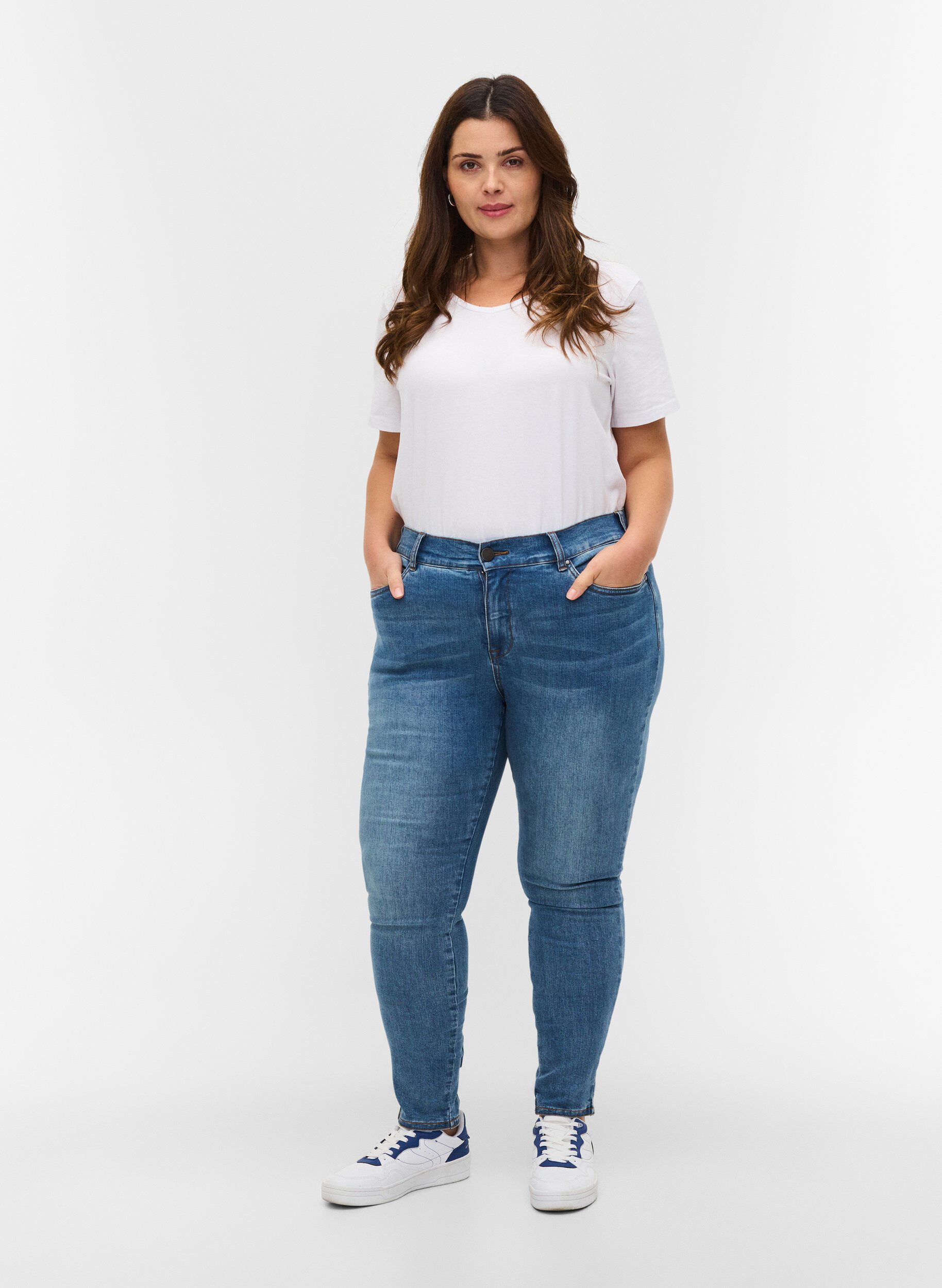 Zizzi Cropped Amy jeans with a high waist and bows, Blue denim, Model image number 3