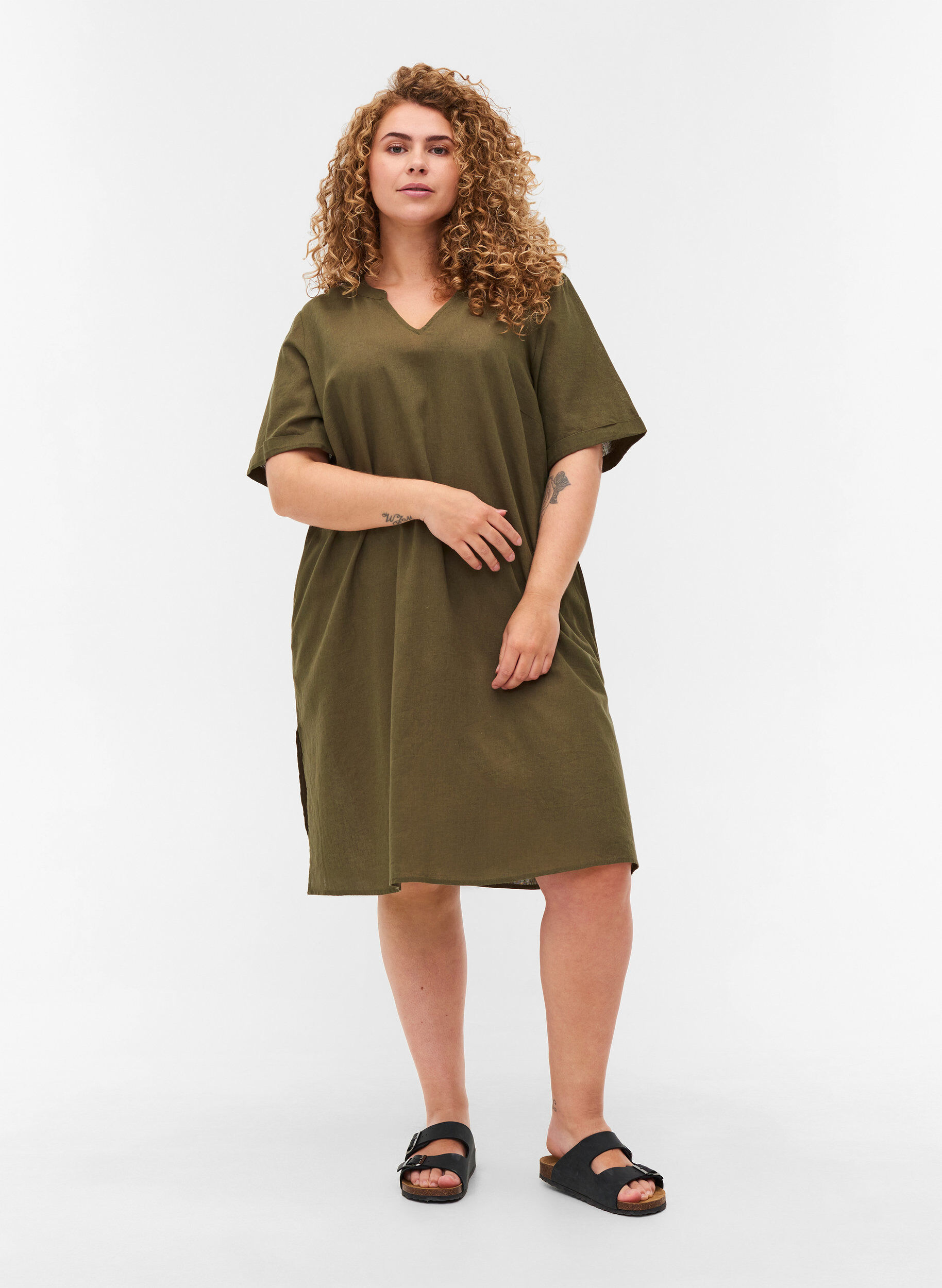 Zizzi Short-sleeved dress in a cotton blend with linen, Ivy Green, Model image number 2
