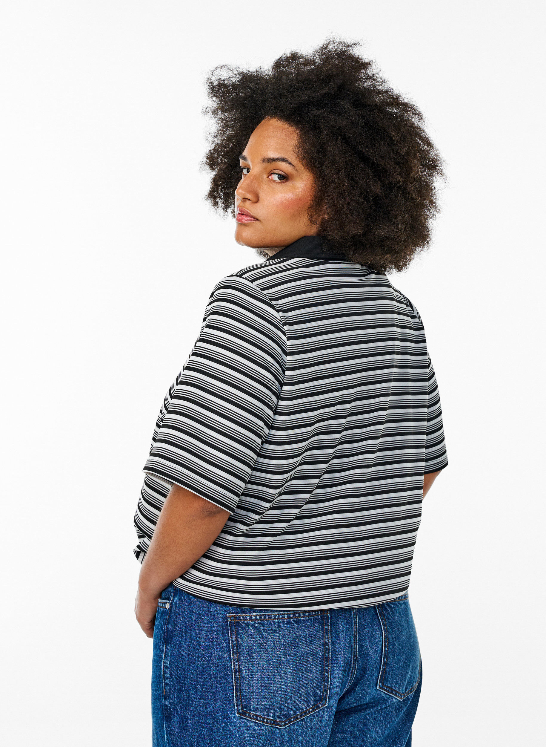 Zizzi Koszulka polo w paski z kr&oacute;tkim rekawem i zamkiem blyskawicznym, Czarne, Model image number 2