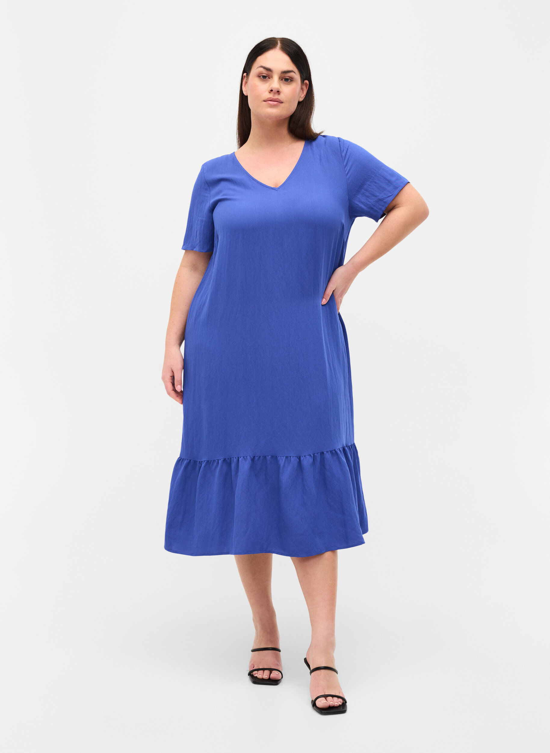 Zizzi Short-sleeved viscose dress with v-neck, Dazzling Blue, Model image number 2