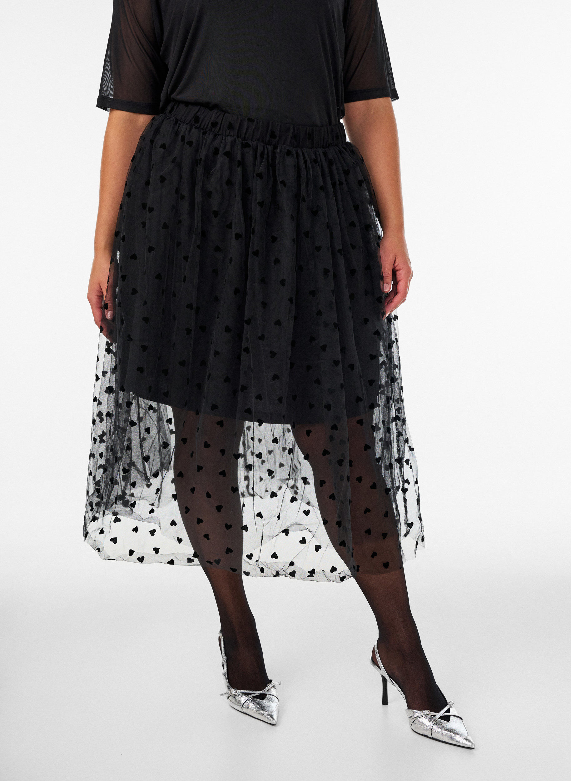 ZizziTiulowa sp&oacute;dnica midi w serca, Czarne, Model image number 0