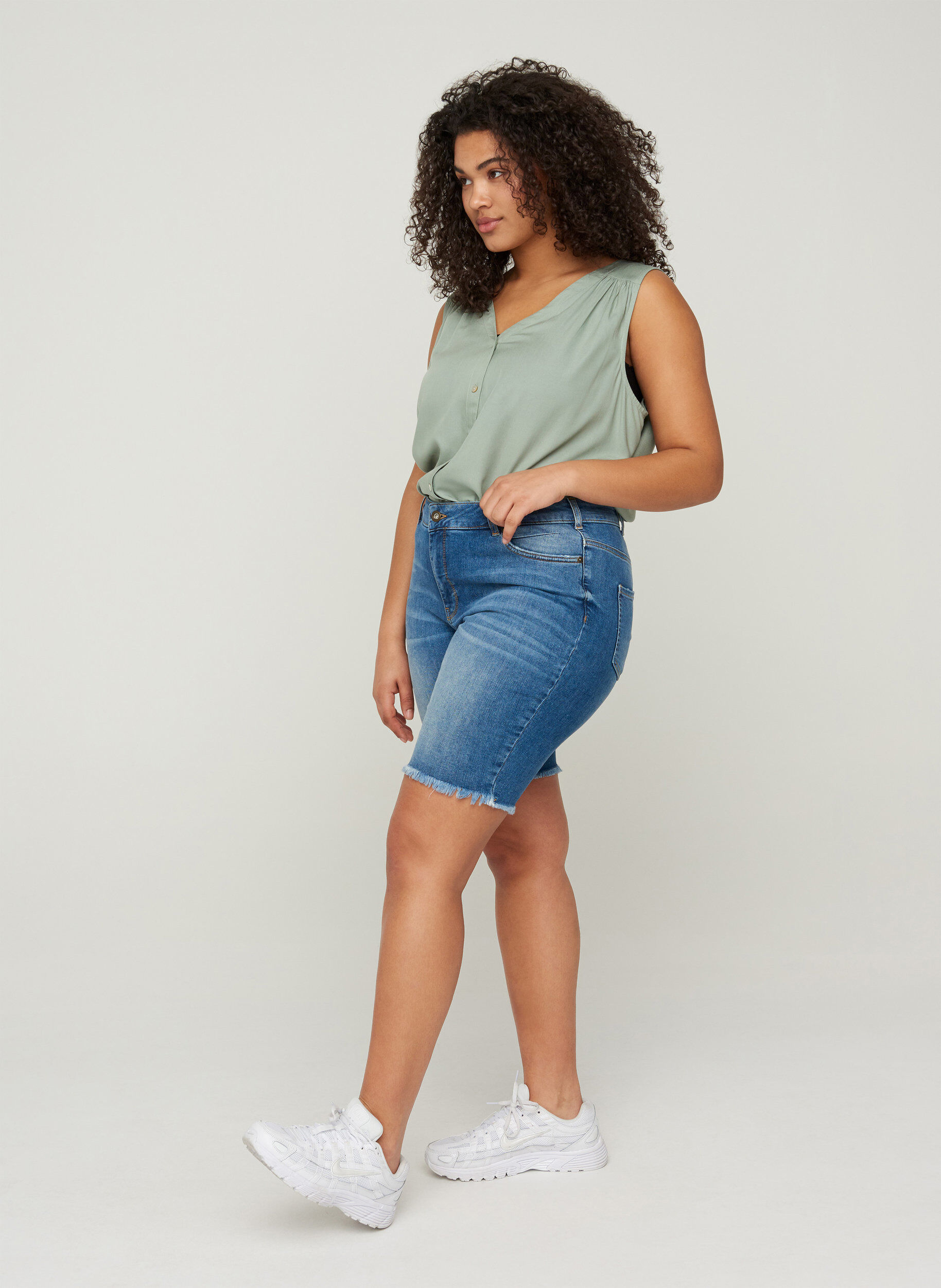 Zizzi High-waisted denim shorts with raw hems, Dark blue denim, Model image number 2