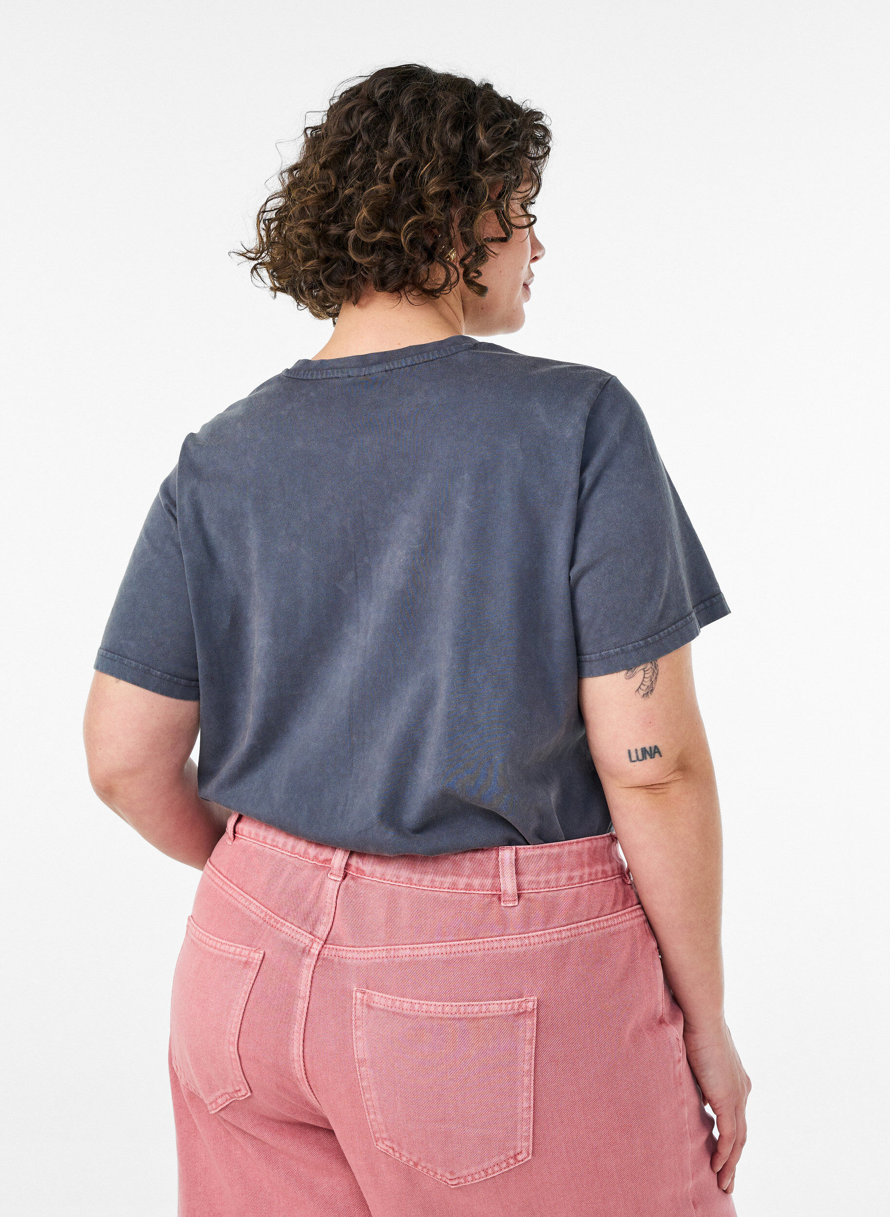 ZizziKoszulka bawelniana z nadrukiem z przodu i efektem sprania, Szary, Model image number 2